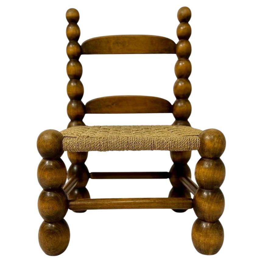 Chaise basse en bois massif tourné et corde dans le style de Charles Dudouyt