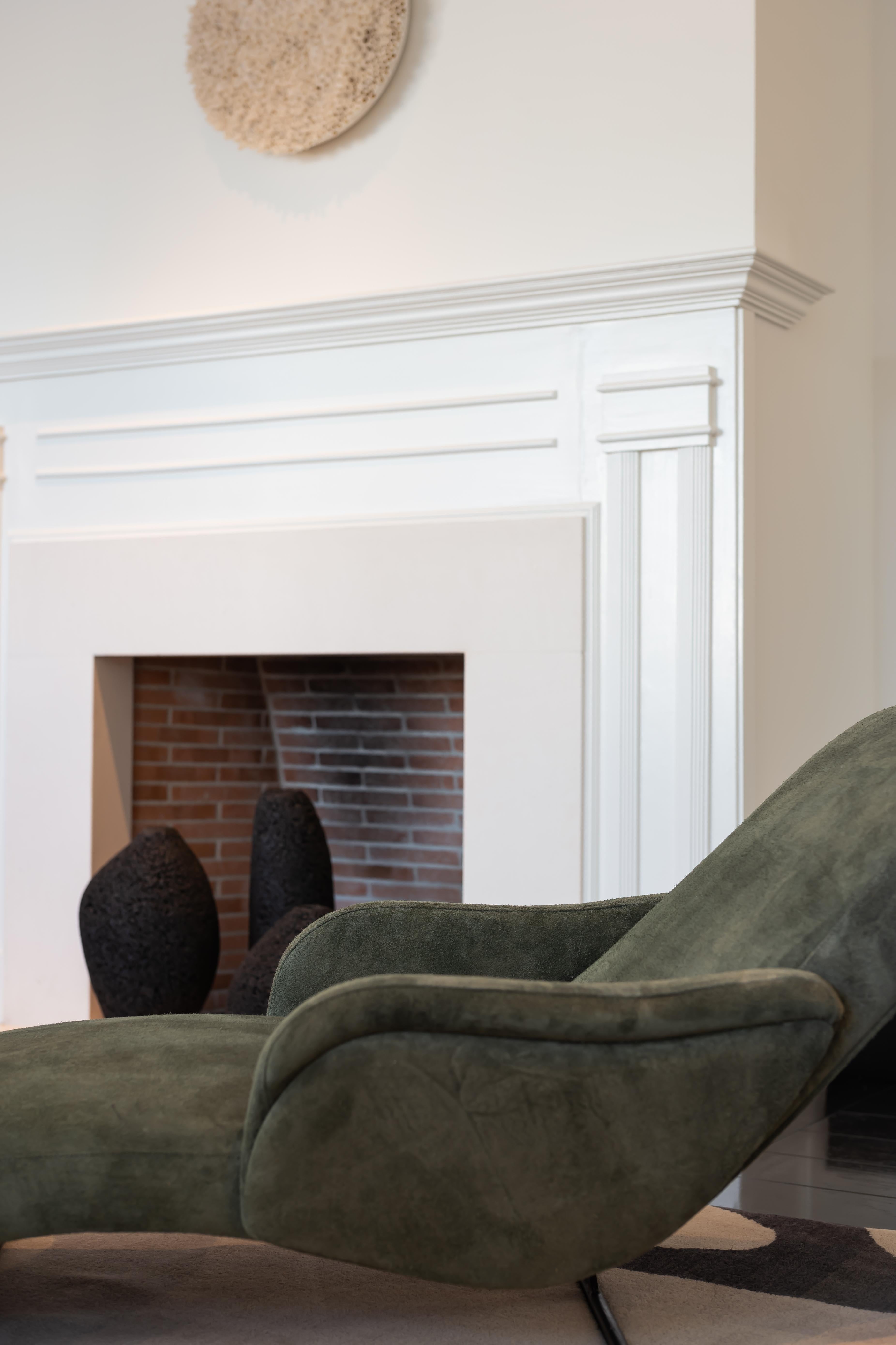 Rare chaise brésilienne du milieu du siècle dernier combinant forme sculpturale et grâce ergonomique. Son profil sinueux, équilibré entre repos et mouvement, illustre le modernisme organique qui a émergé pendant la renaissance du design