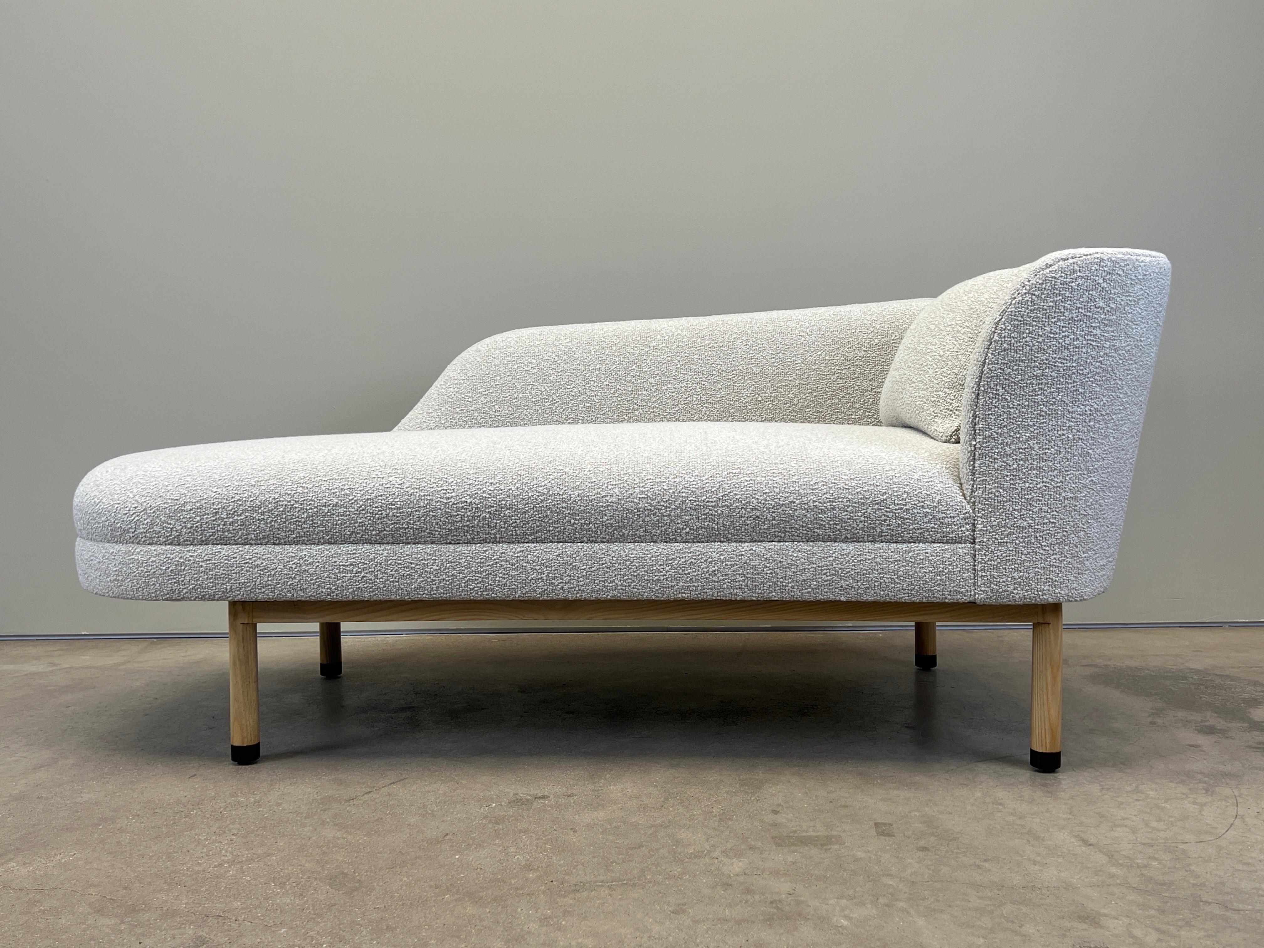 Una tumbona diseñada por Edward Wormley para Dunbar. Base de fresno con pies de palisandro. Totalmente restaurada y tapizada en tela Holly Hunt / Pebble Beach / Natural.