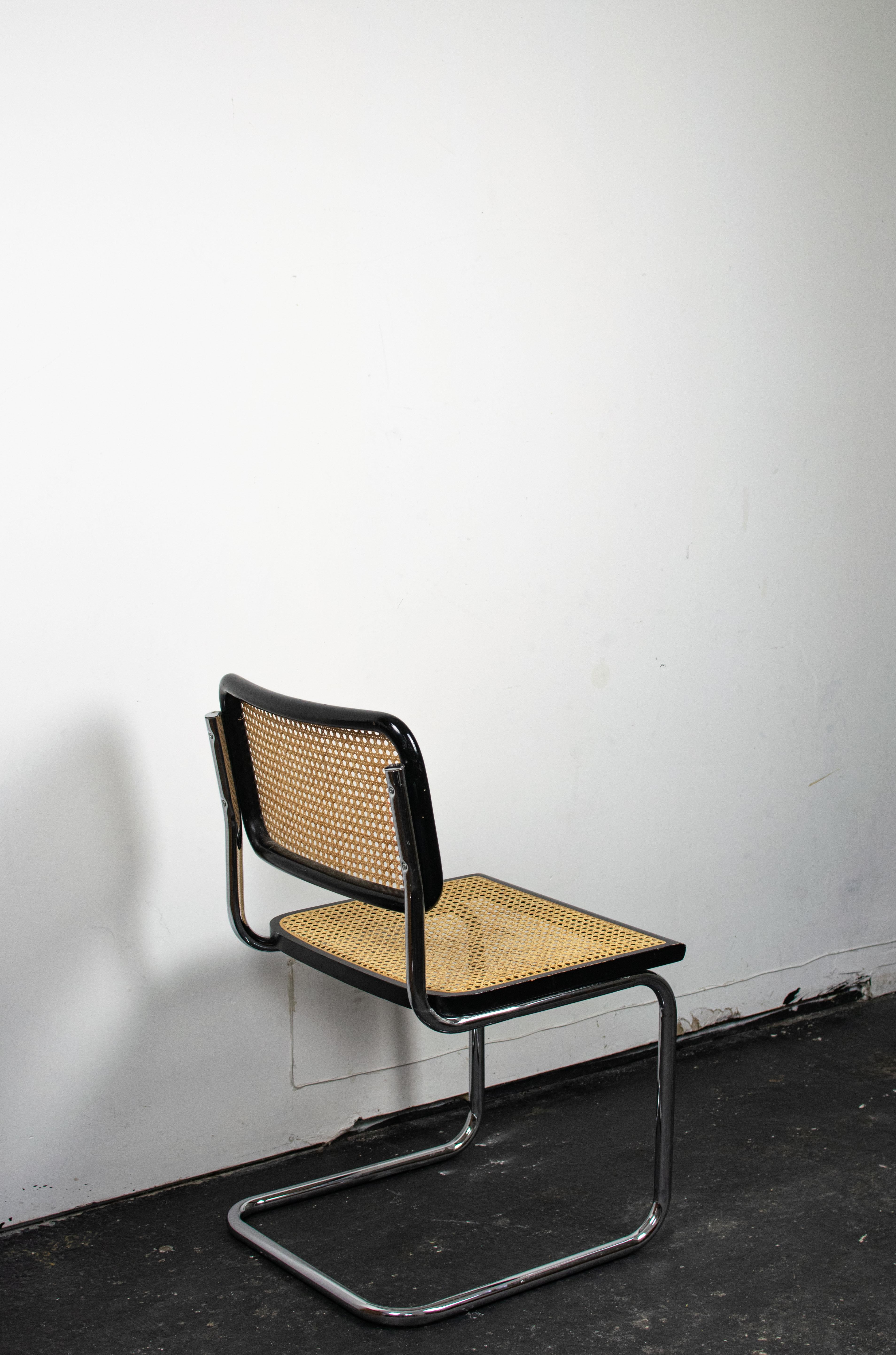 Cette chaise Cesca B32 par Marcel Breuer a été édité dans les années 1970. Cette édition présente une structure en acier chromé, un cadre en hêtre massif vernis noir avec un dossier et une assise en cannage.
En créant les chaises Cesca, Marcel