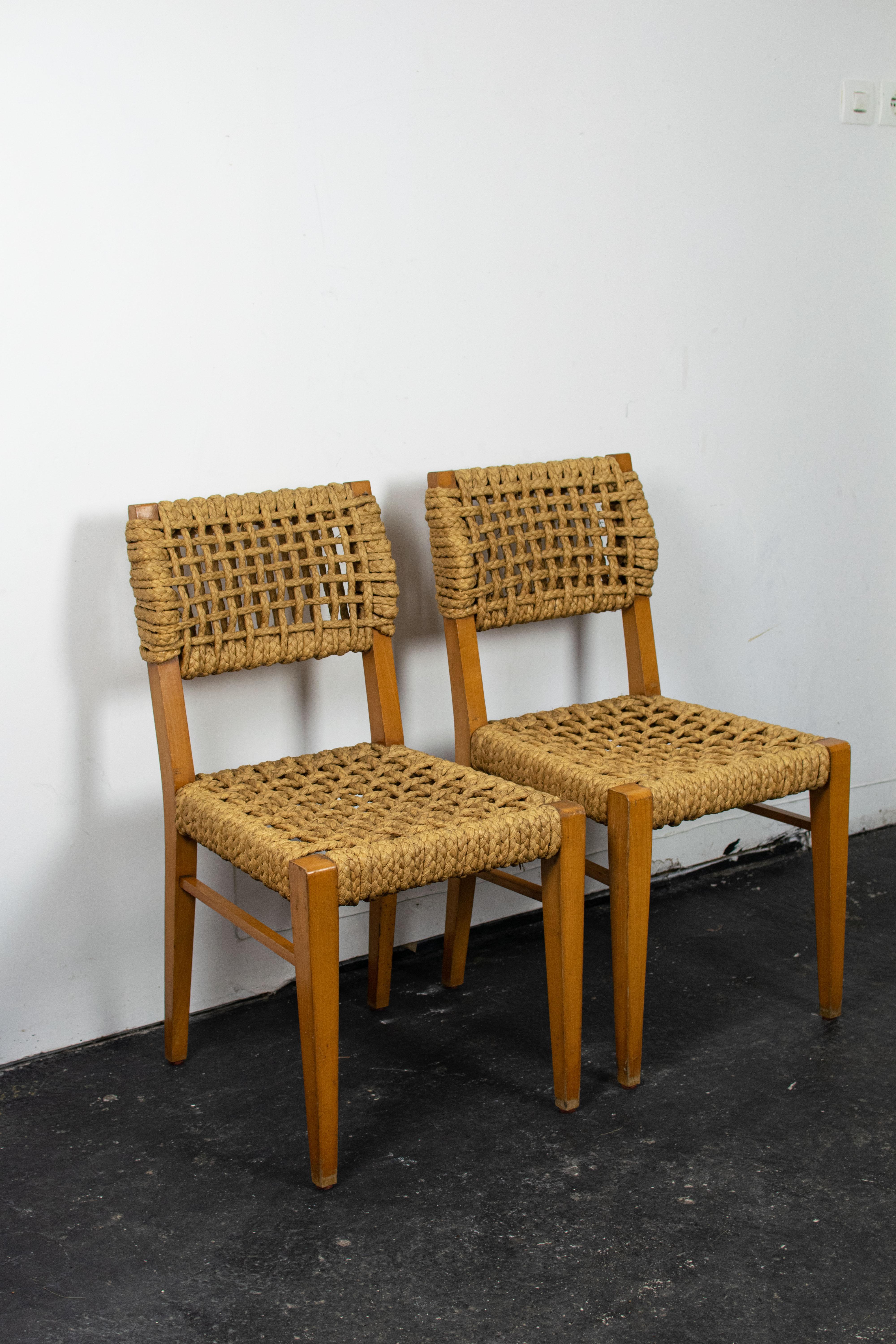 Chaises en cordes de chanvre tressées sur cadre en bois de hêtre. Rare série de trois chaises réalisées par les designers français Adrien Audoux & Frida Minet dans les années 1950 pour Vibo. Ces chaises de salle à manger du milieu du 20ème siècle