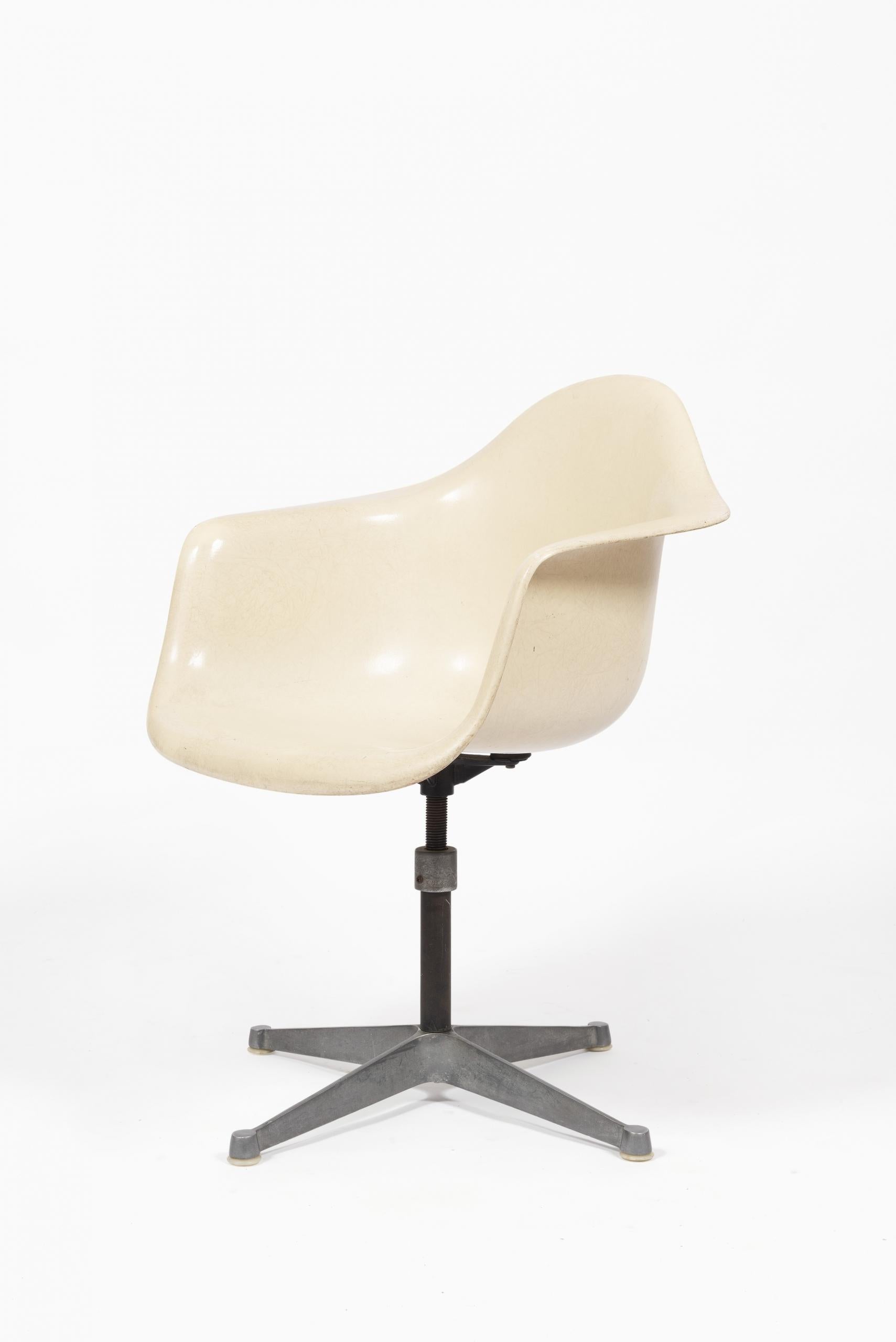 Fauteuil de bureau modèle “PAC” par les designers Charles & Ray Eames pour Herman Miller, 1960.

Matériaux : fibre de verre, métal.

Couleur : blanc cassé.

Dimensions : H 86 x L 63 x P 5 cm.
