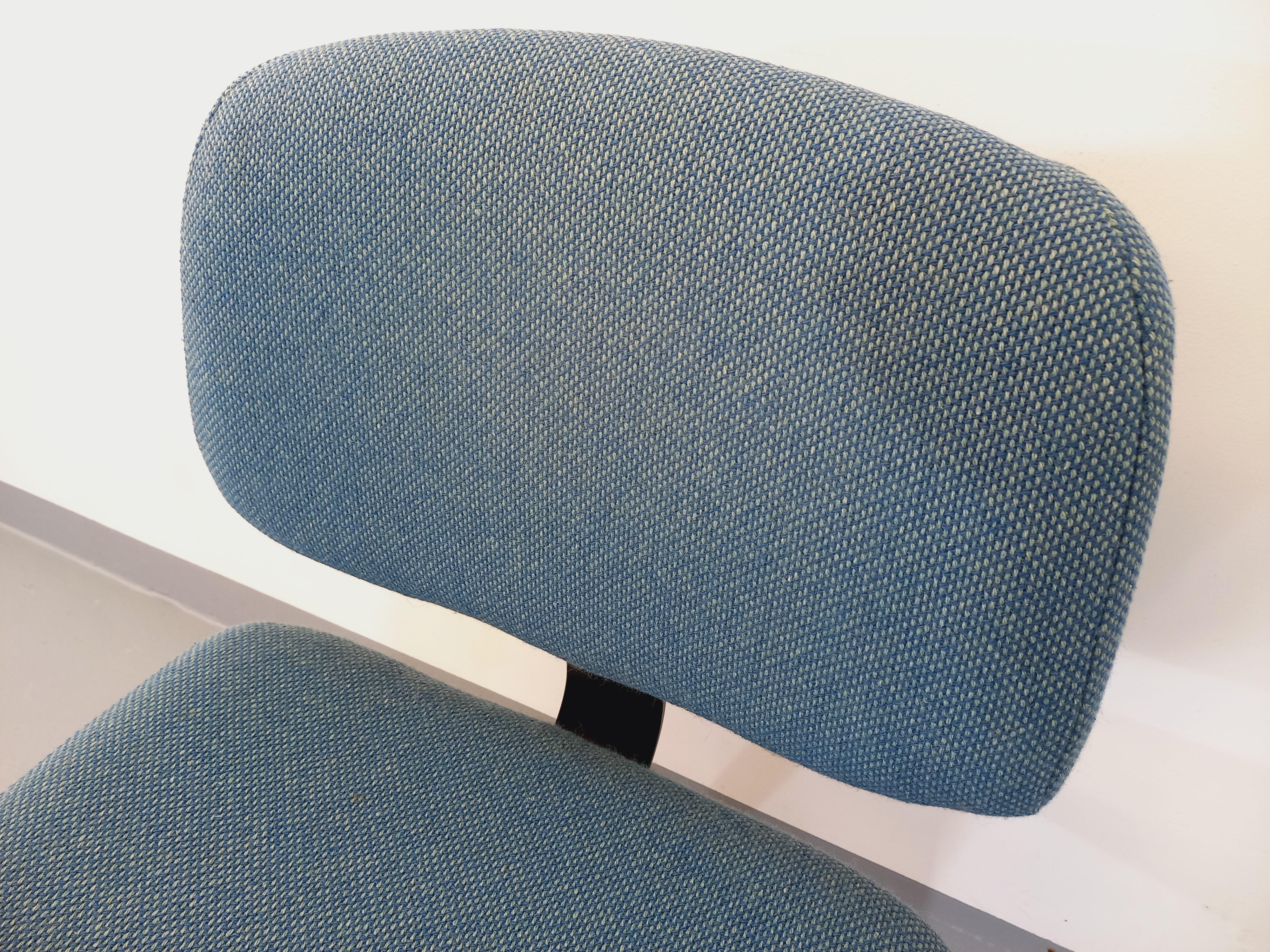 Chaise de bureau vintage des années 70, de marque et de fabrication françaises VOG, dans le style des chaises Strafor, en tissu de laine d’un beau bleu ciel très doux, métal chromé tubulaire et métal noir, skai noir à l’arrière du dossier, joli