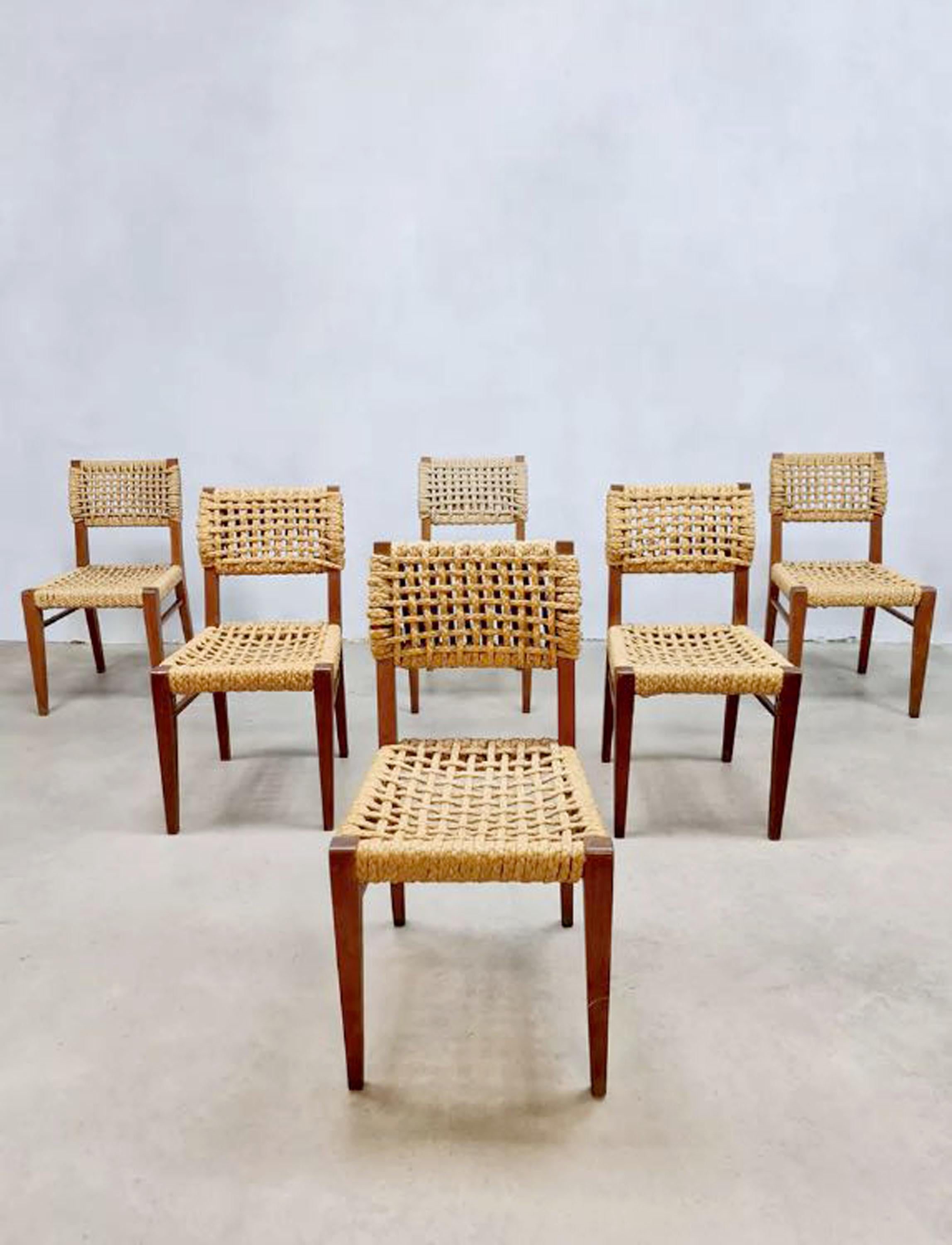 Ces chaises, datant des années 1950-1960, présentent une structure en bois massif, avec une patine qui témoigne de leur authenticité et de leur usage au fil des ans. Les assises et dossiers tressés en corde naturelle ajoutent une dimension texturée
