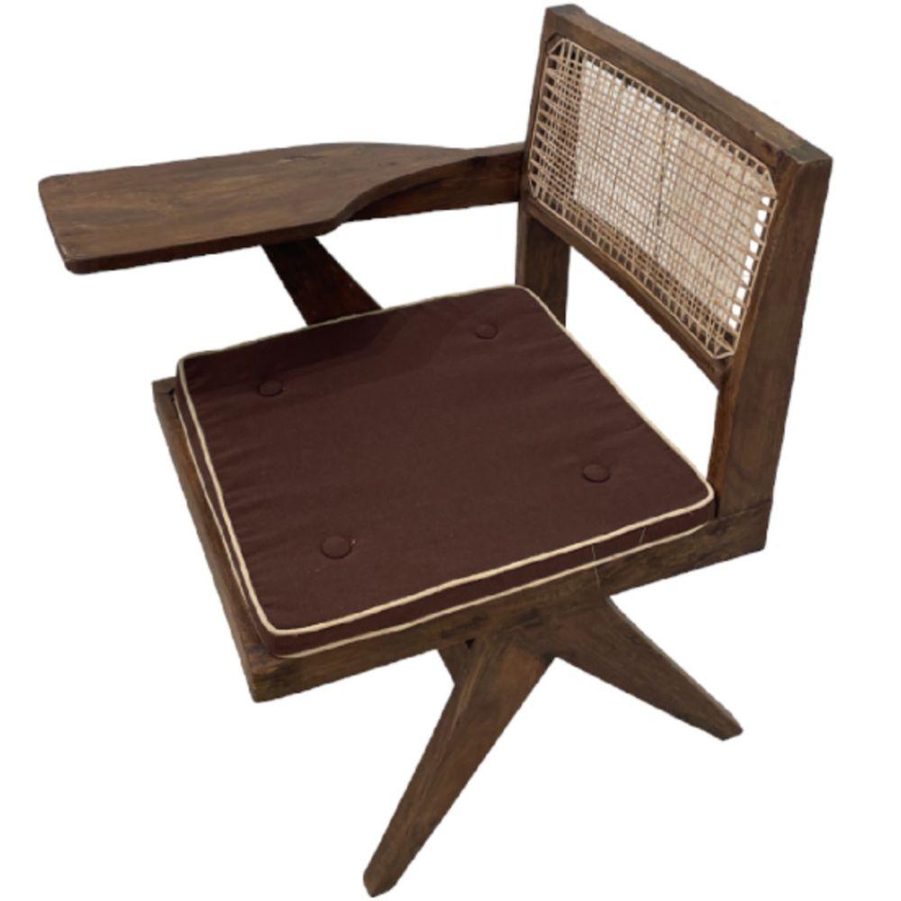 Der Schweizer Architekt und Designer Pierre Jeanneret entwarf diesen Schreibtischstuhl mit einem einzigen Palettenarm für das Verwaltungsgebäude in Chandigarh, Indien. Diese wären in Klassenzimmern und Hörsälen verwendet worden. 
Hergestellt aus
