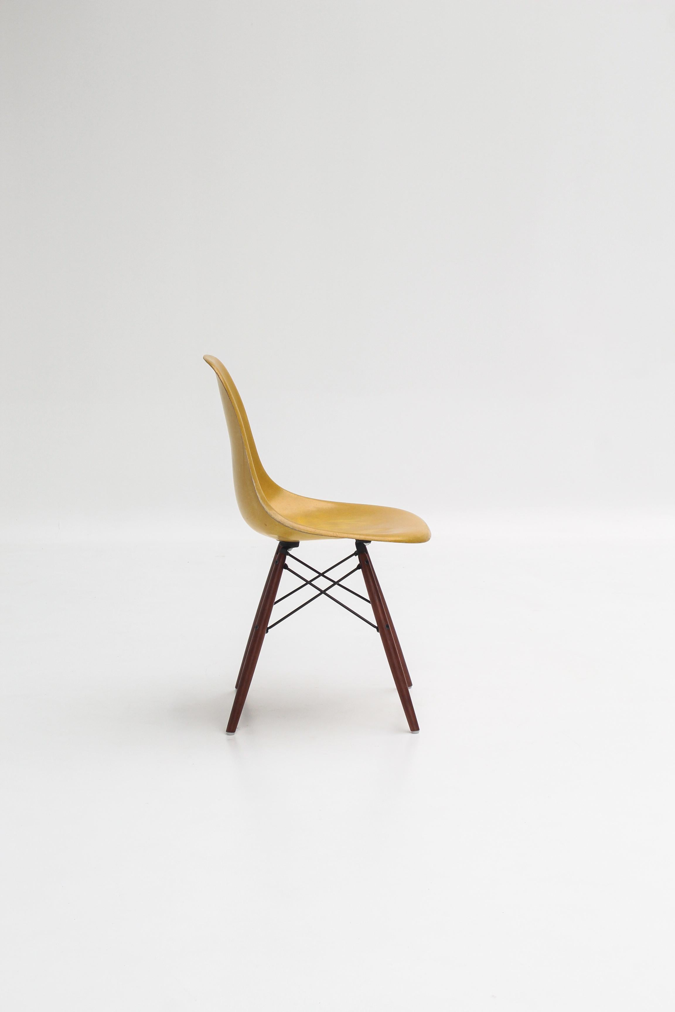 Chaise DSW par Charles & Ray Eames, édition Herman Miller (Moderne der Mitte des Jahrhunderts) im Angebot