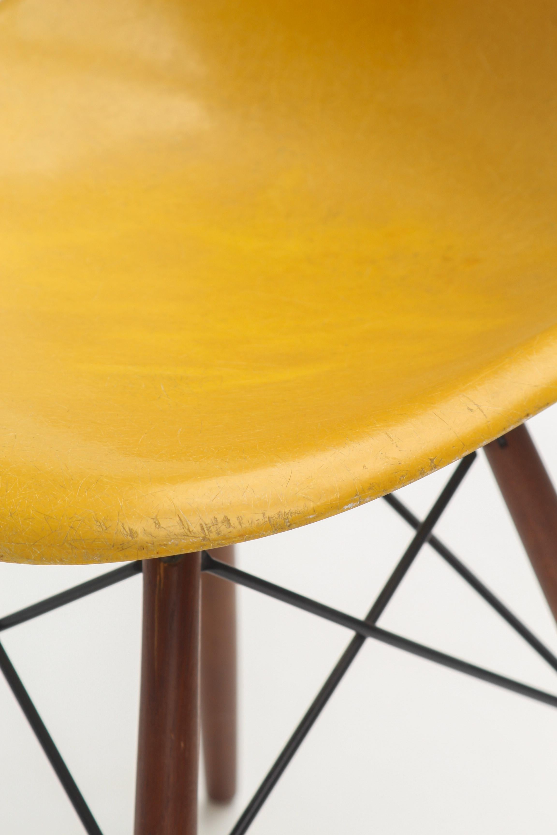 Chaise DSW par Charles & Ray Eames, édition Herman Miller (Mitte des 20. Jahrhunderts) im Angebot