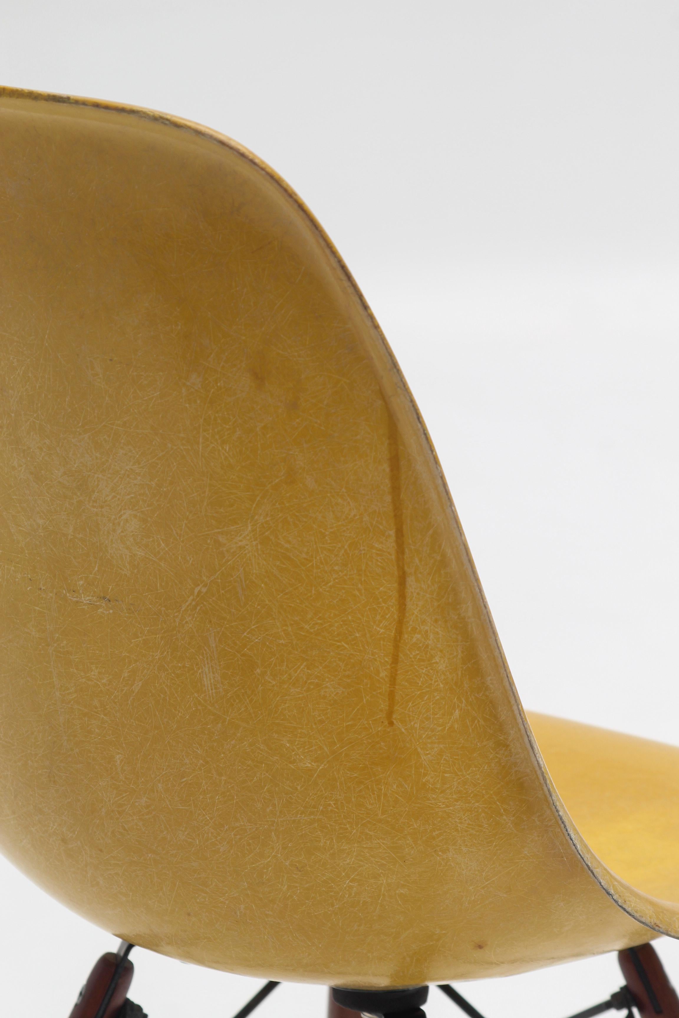 Chaise DSW par Charles & Ray Eames, édition Herman Miller (Glasfaser) im Angebot