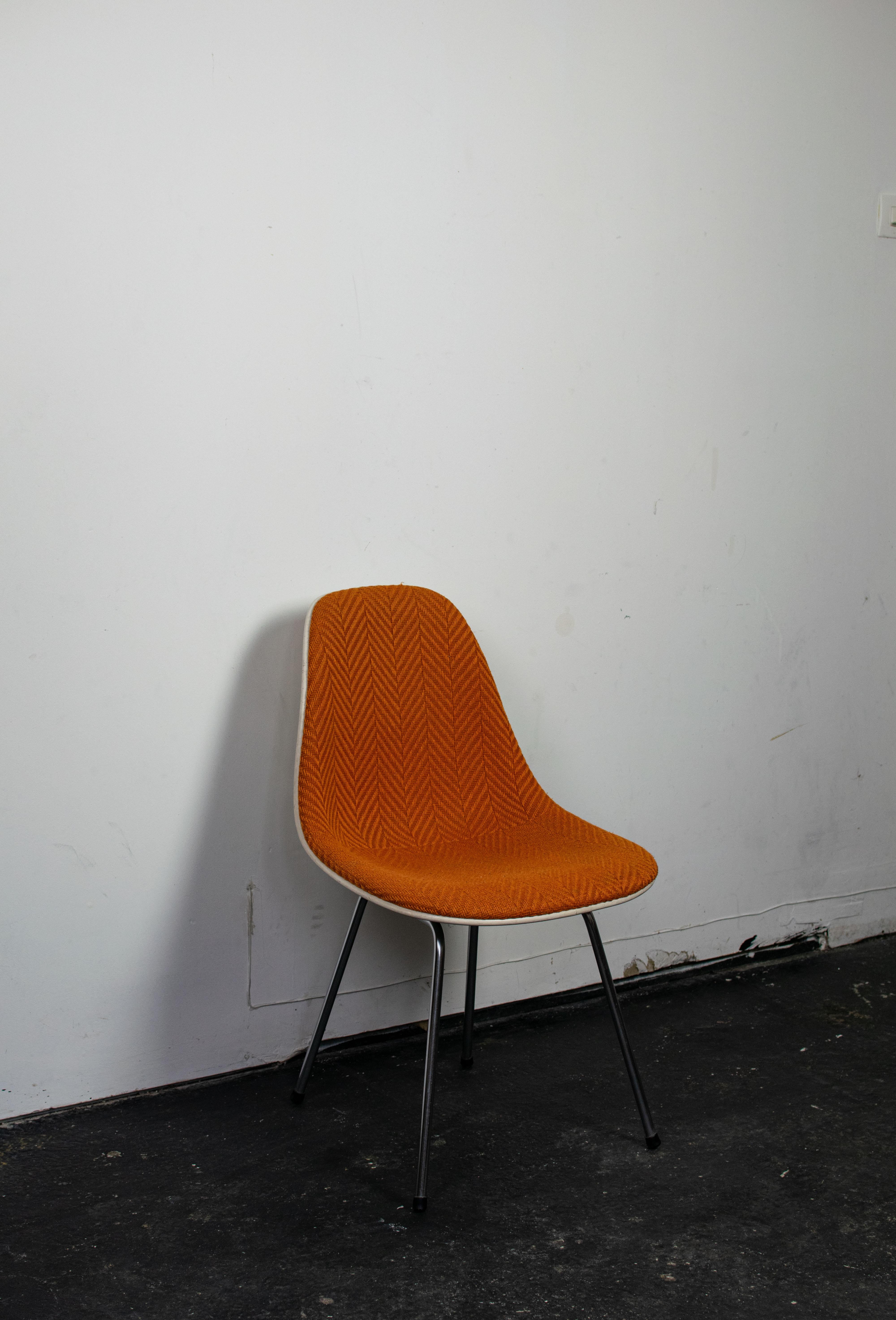 Rare modèle Side chair DSX de Charles & Ray Eames éditée par Herman Miller dans les années 1960 (1959 à 1972. Celle-ci est présentée dans une version avec un très beau revêtement en chevron orange et orangé foncé d'origine, aucun trou présent. Le
