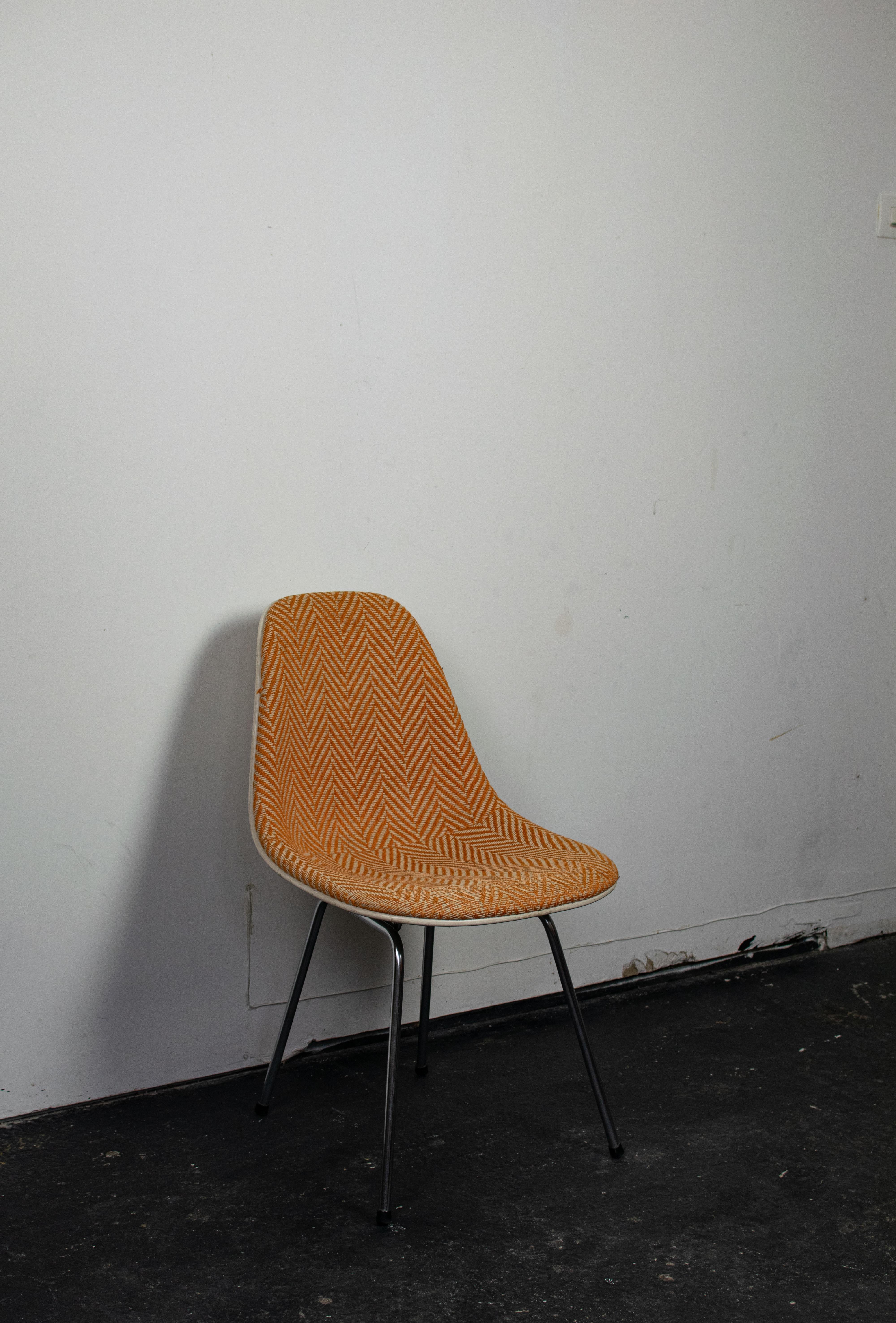 Rare modèle Side chair DSX de Charles & Ray Eames éditée par Herman Miller dans les années 1960 (1959 à 1972. Celle-ci est présentée dans une version avec un très beau revêtement en chevron orange et écru d'origine, ATTENTION : un petit trou présent