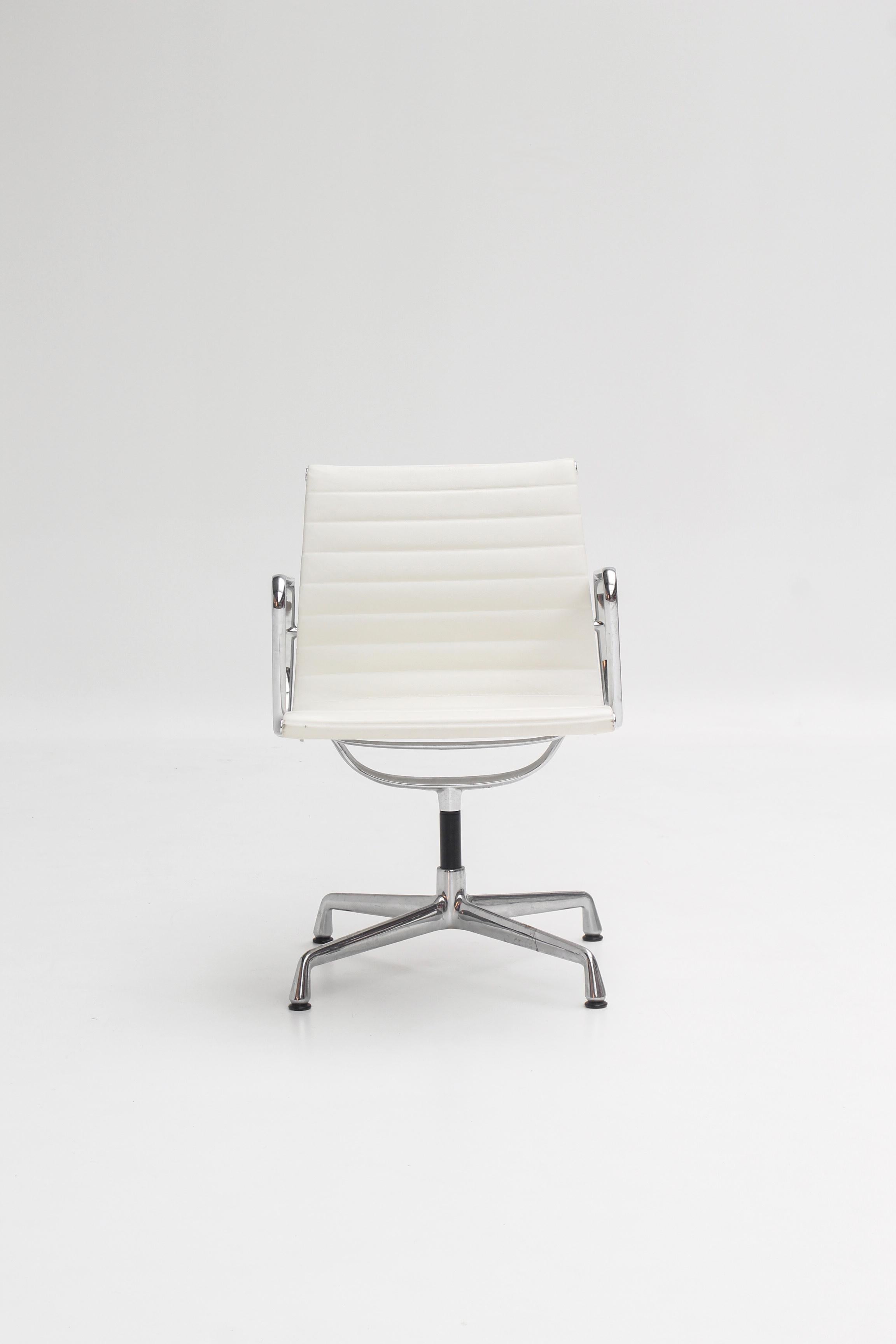Chaise EA107, disegnata da Charles and Ray Eames nel 1958 per l'azienda Aluminum Group.
Edita da Vitra, questa versione in pelle bianca incarna la purezza e il rigore del design modernista americano.
La sua struttura in alluminio poli e la sua