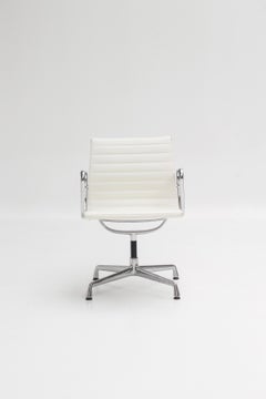 Chaise EA107 en cuir blanc par Charles & Ray Eames pour Vitra