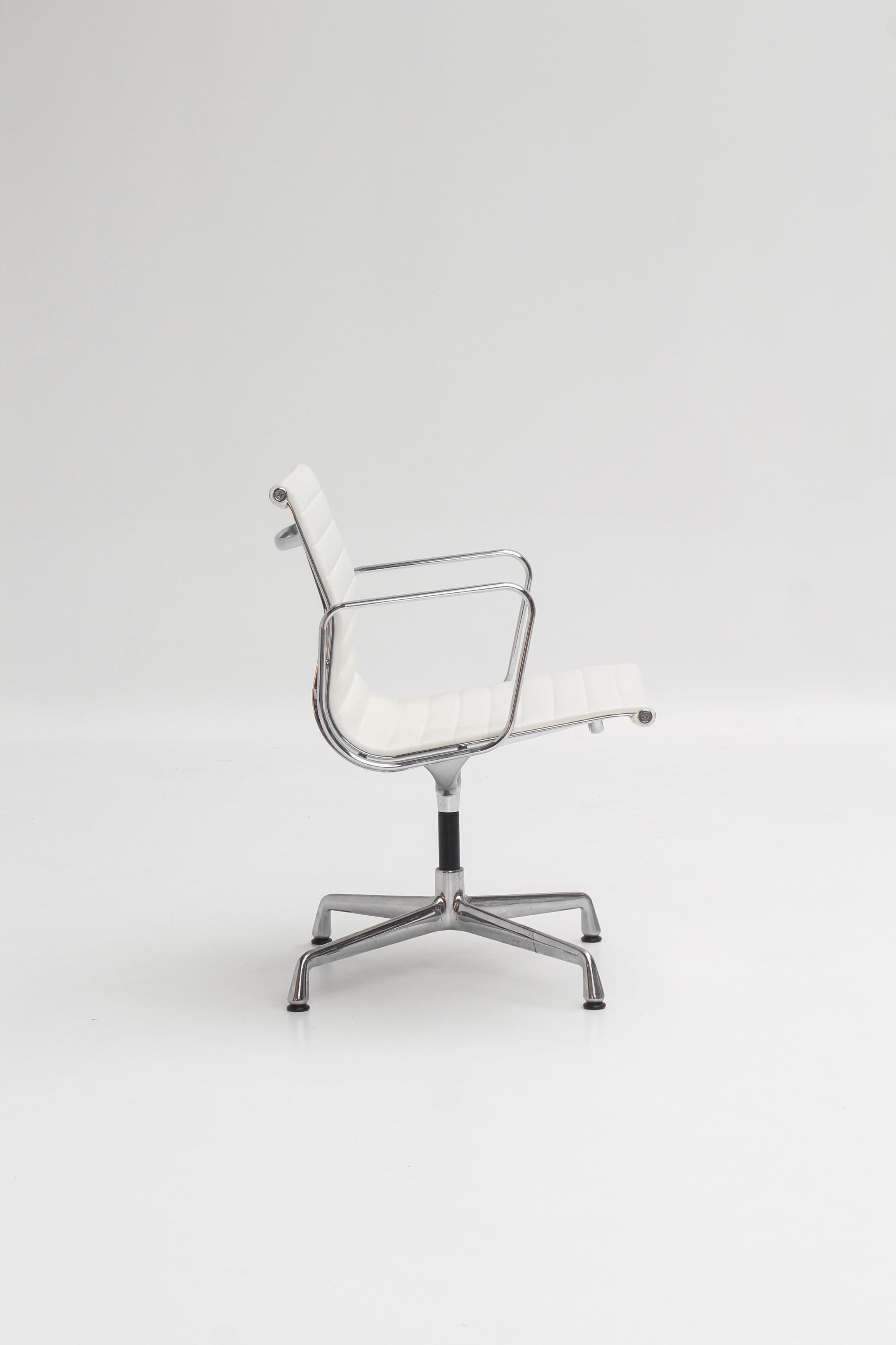 Mid-Century moderno Chaise EA107 en cuir blanc par Charles and Ray Eames pour Vitra in vendita