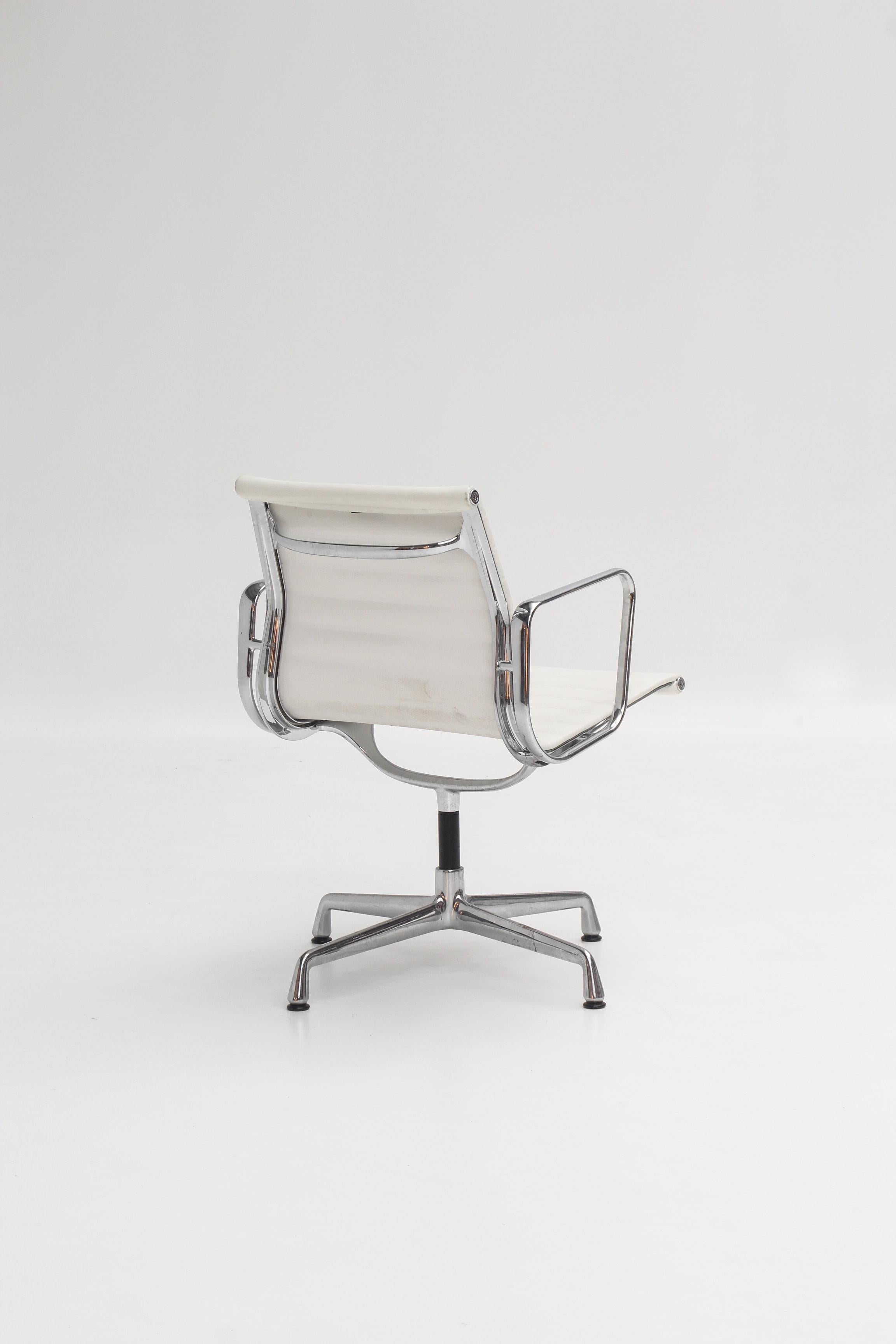 Tedesco Chaise EA107 en cuir blanc par Charles and Ray Eames pour Vitra in vendita