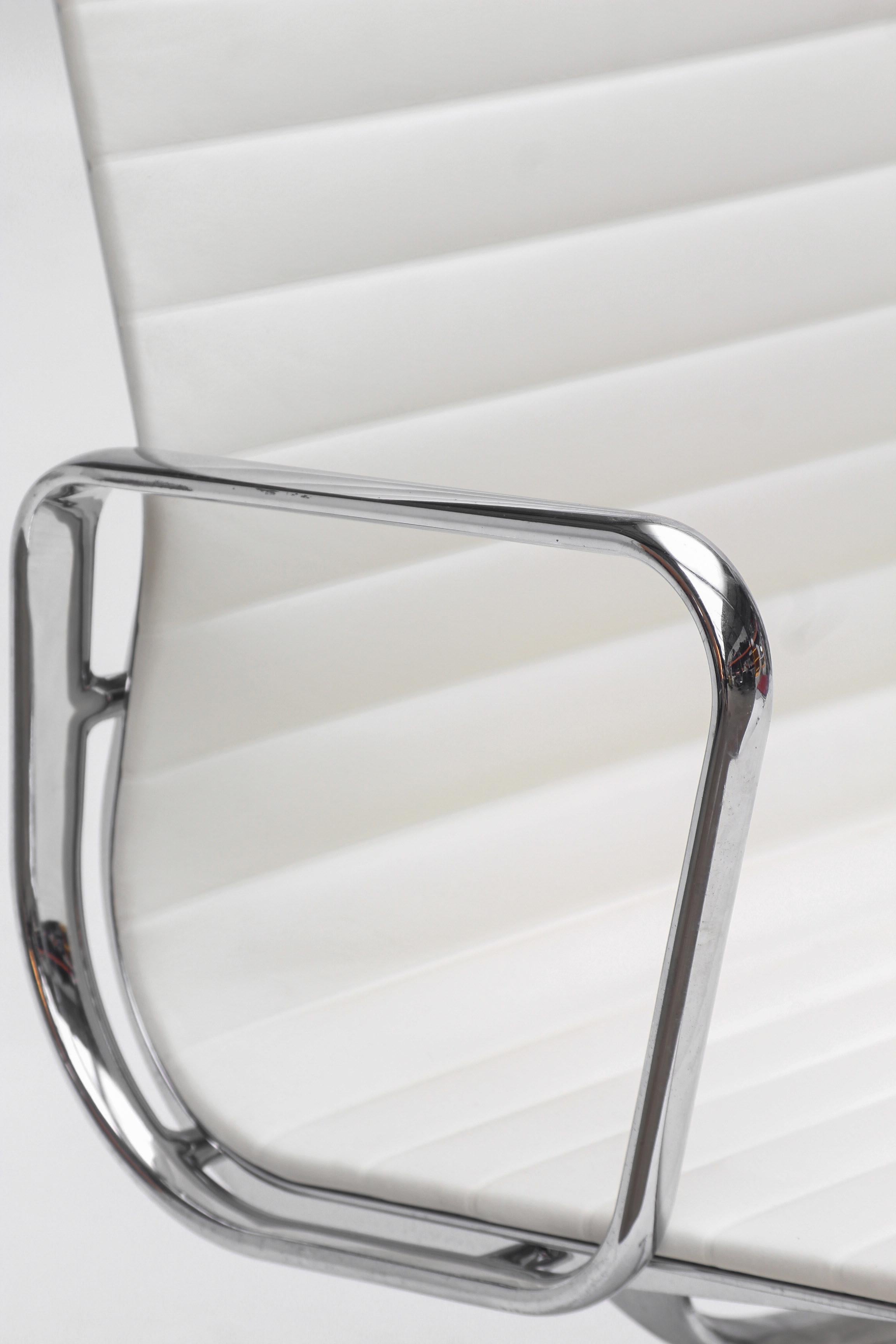 Chaise EA107 en cuir blanc par Charles and Ray Eames pour Vitra In condizioni ottime in vendita a Rouen, FR