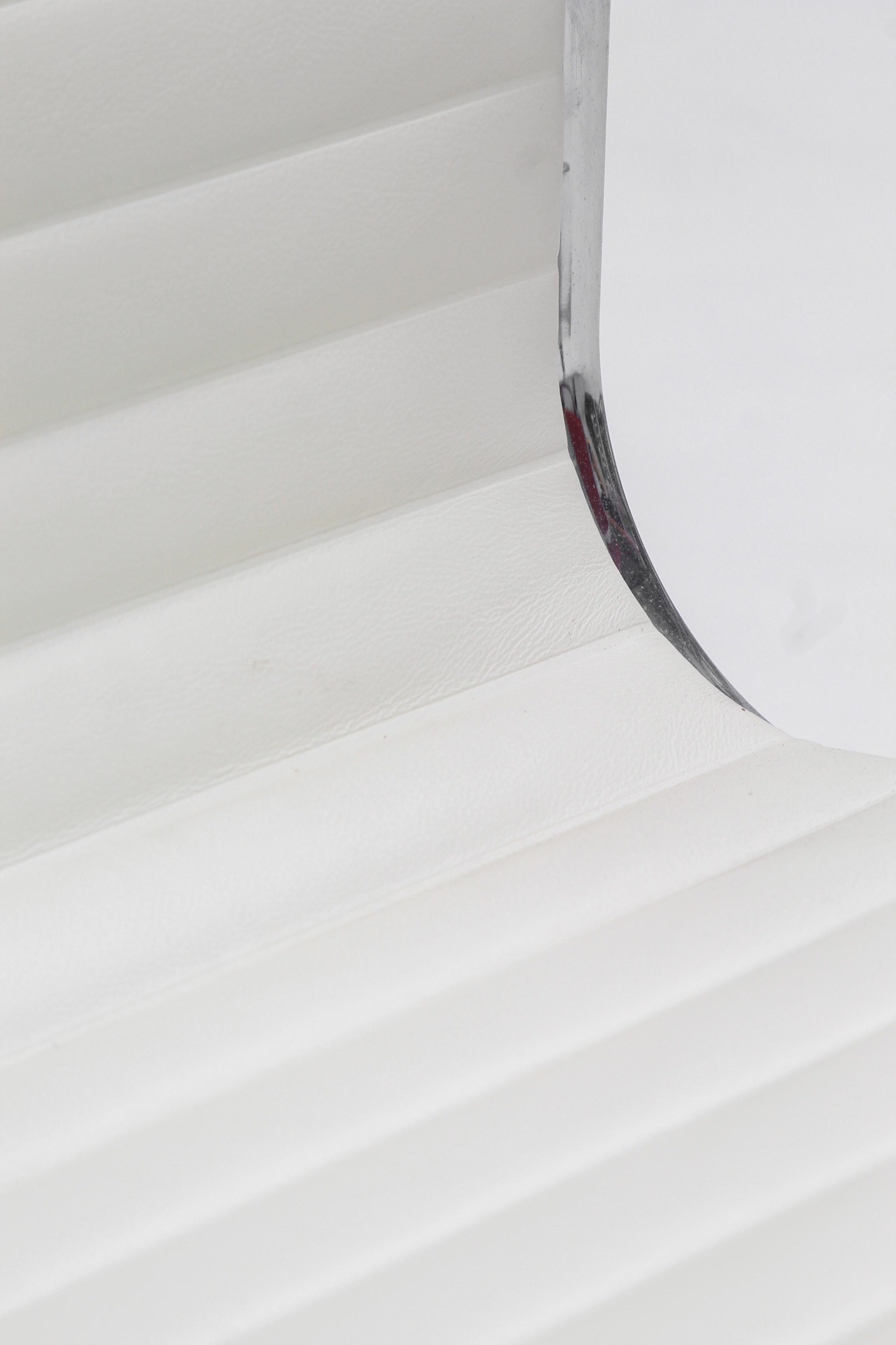 Metà XX secolo Chaise EA107 en cuir blanc par Charles and Ray Eames pour Vitra in vendita