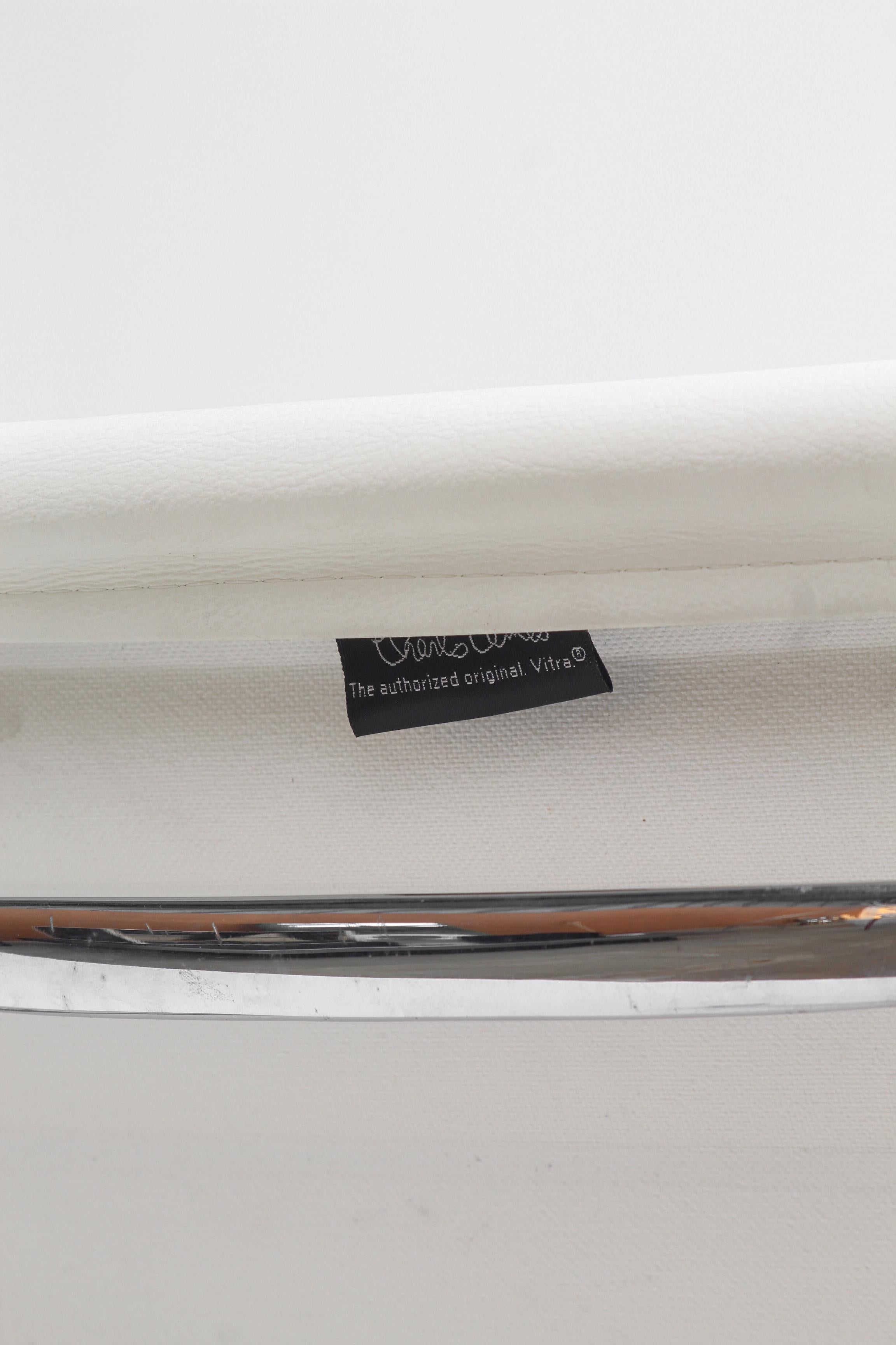 Pelle Chaise EA107 en cuir blanc par Charles and Ray Eames pour Vitra in vendita