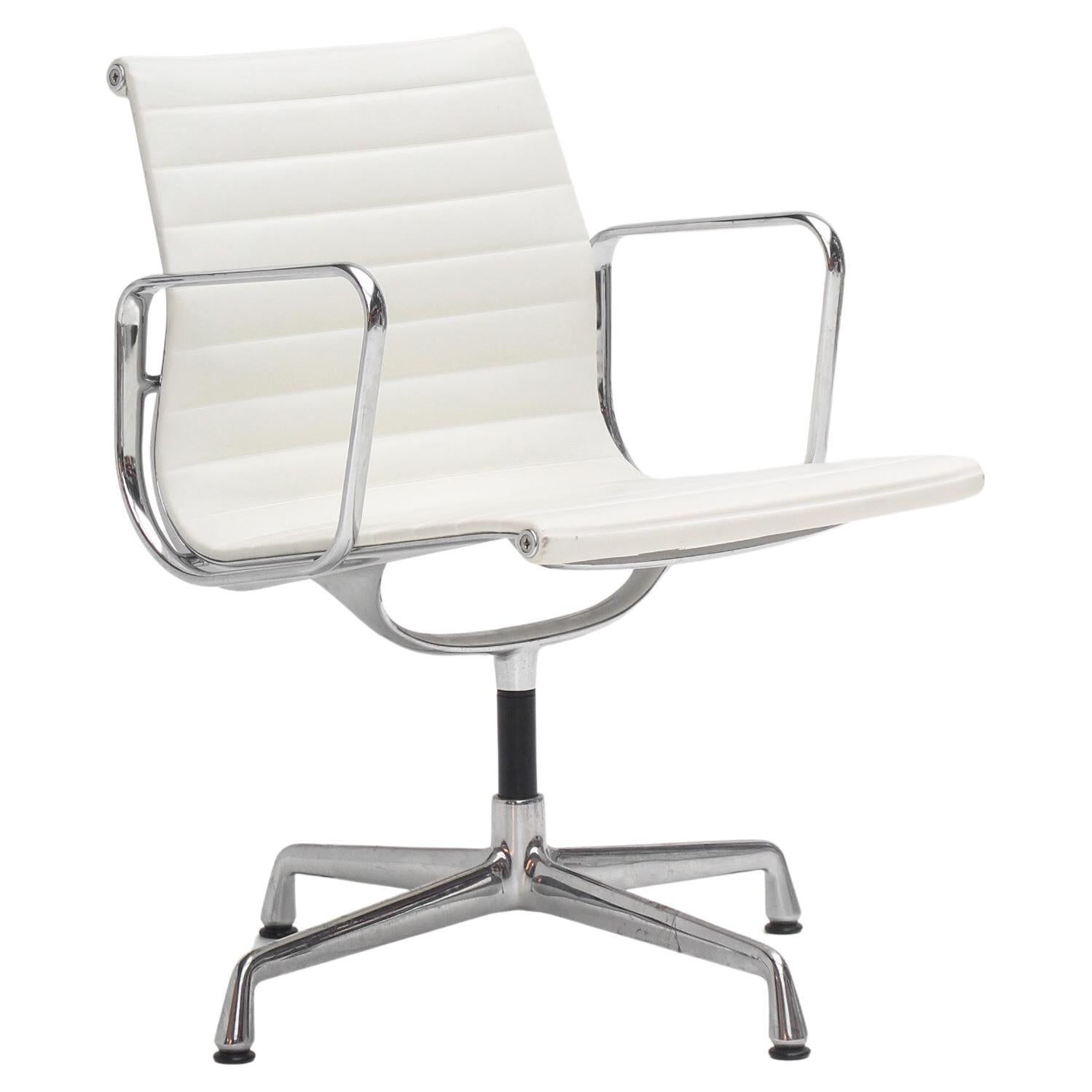 Chaise EA107 en cuir blanc par Charles & Ray Eames pour Vitra