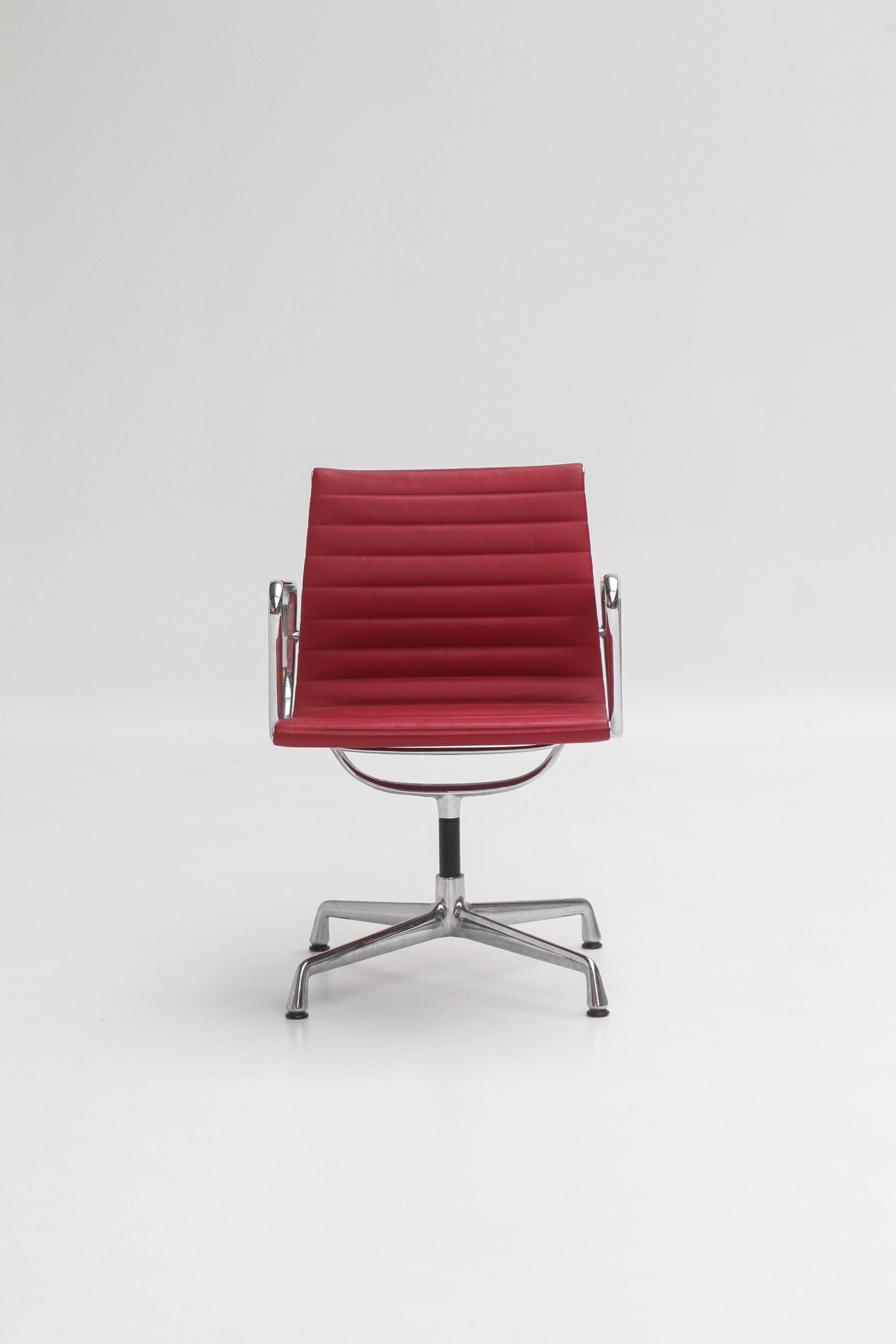 Chaise longue ou salle de réunion EA107, dessinée par Charles & Ray Eames en 1958 pour le célèbre Aluminum Group.
Esta edición de Vitra presenta una magnífica funda de piel roja, con una estructura de aluminio poliéster.
Elegante y ergonómica a la