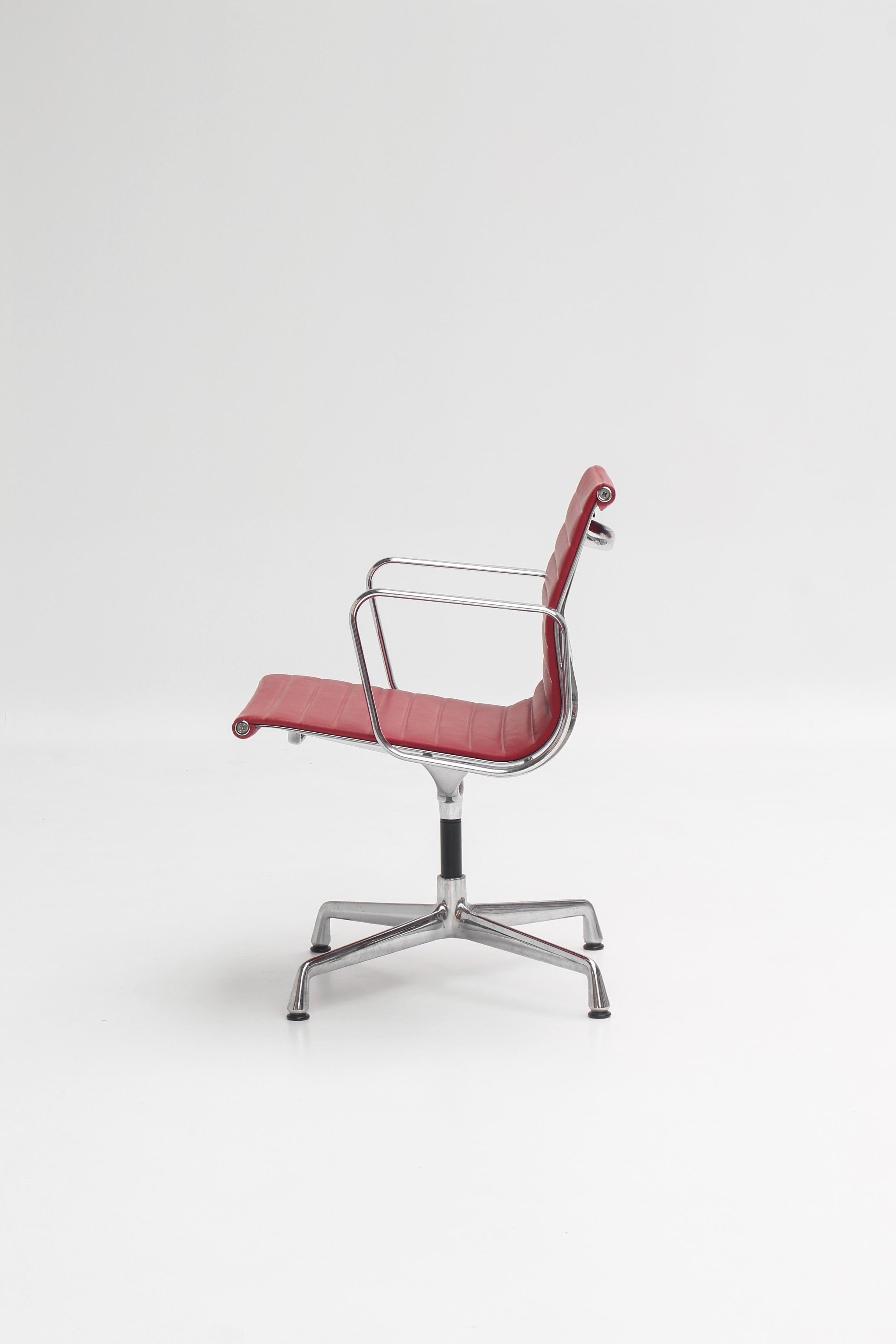 Chaise EA107 en cuir rouge par Charles & Ray Eames pour Vitra Moderno de mediados de siglo en venta