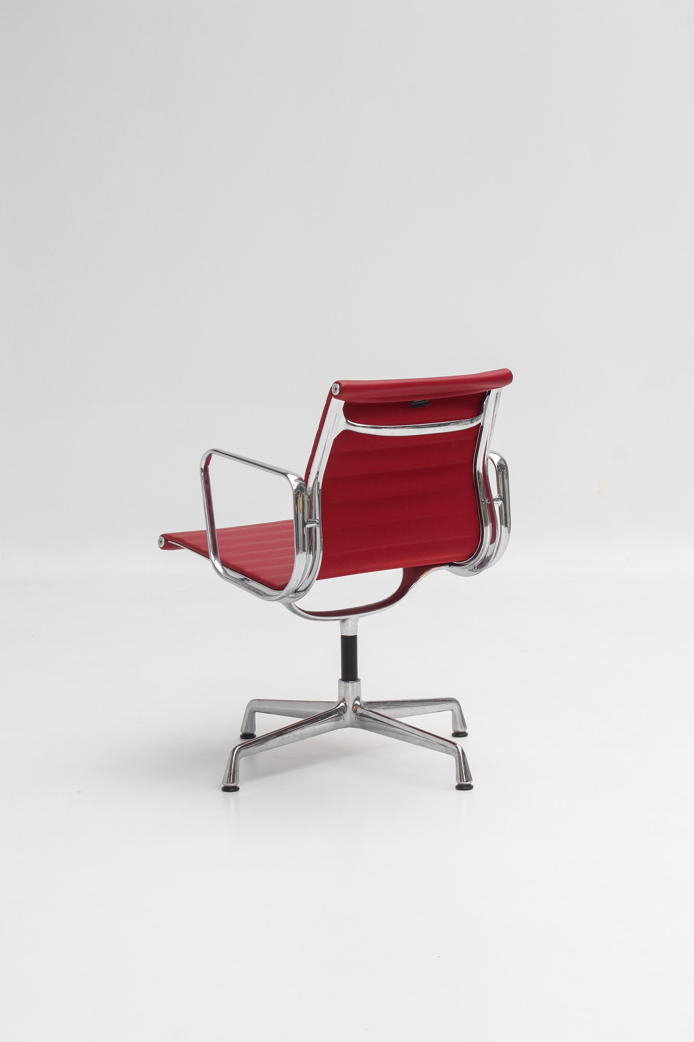 Chaise EA107 en cuir rouge par Charles & Ray Eames pour Vitra Alemán en venta