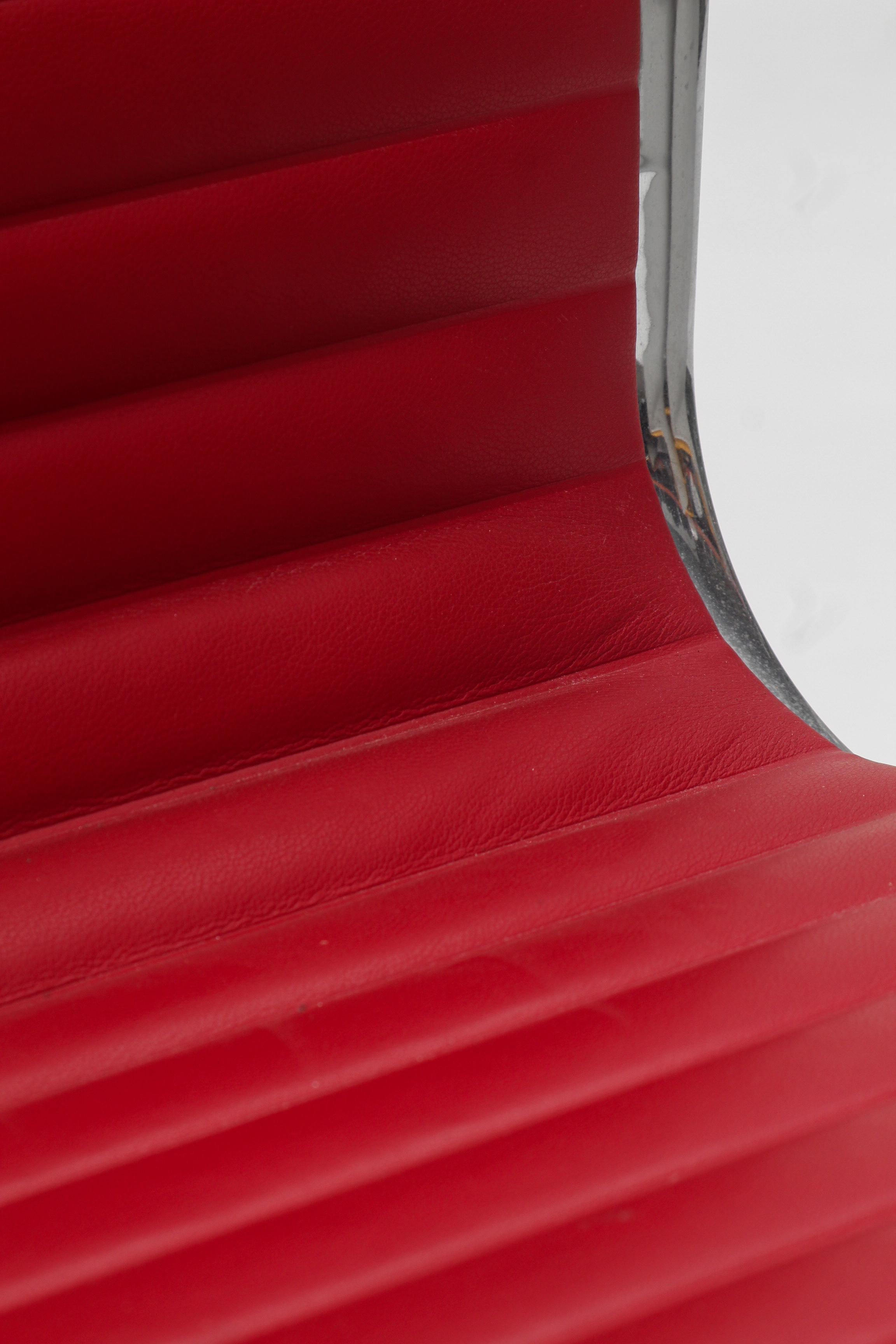 Chaise EA107 en cuir rouge par Charles & Ray Eames pour Vitra mediados del siglo XX en venta