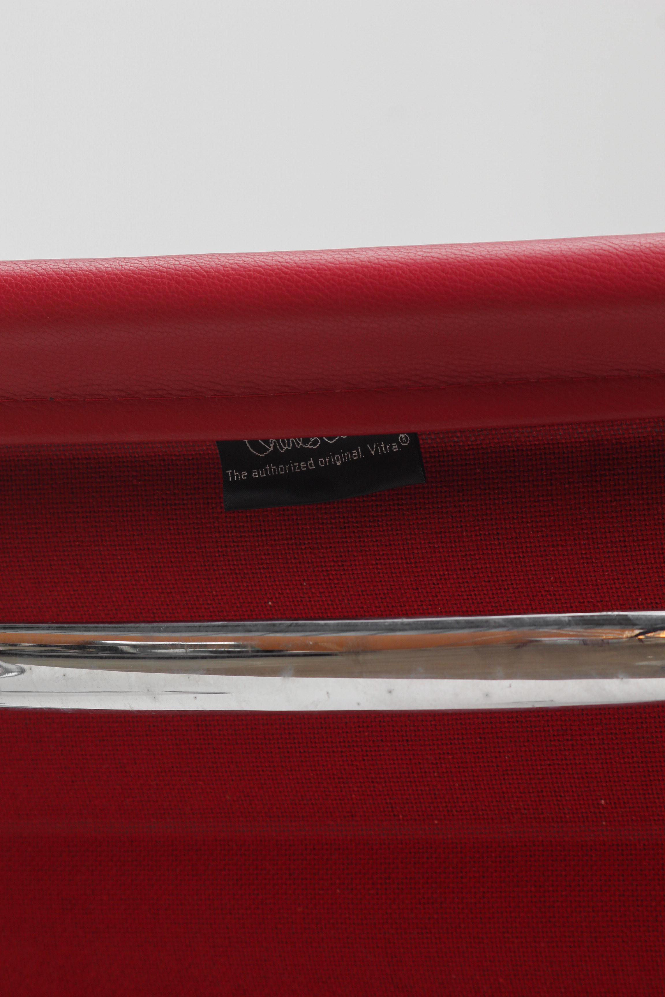 Chaise EA107 en cuir rouge par Charles & Ray Eames pour Vitra Cuero en venta