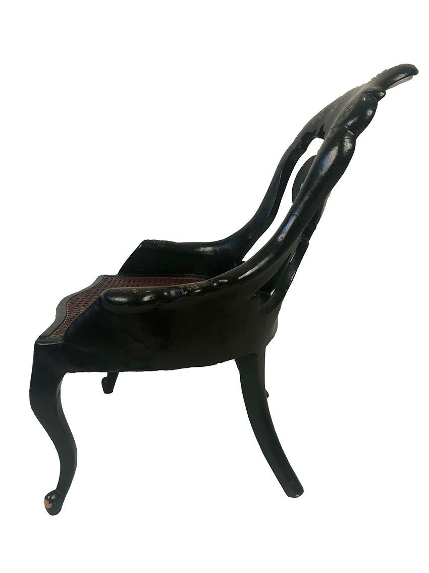 Chaise gondole Napoléon III en bois et papier mâché laqué noir et burgauté en vente 3