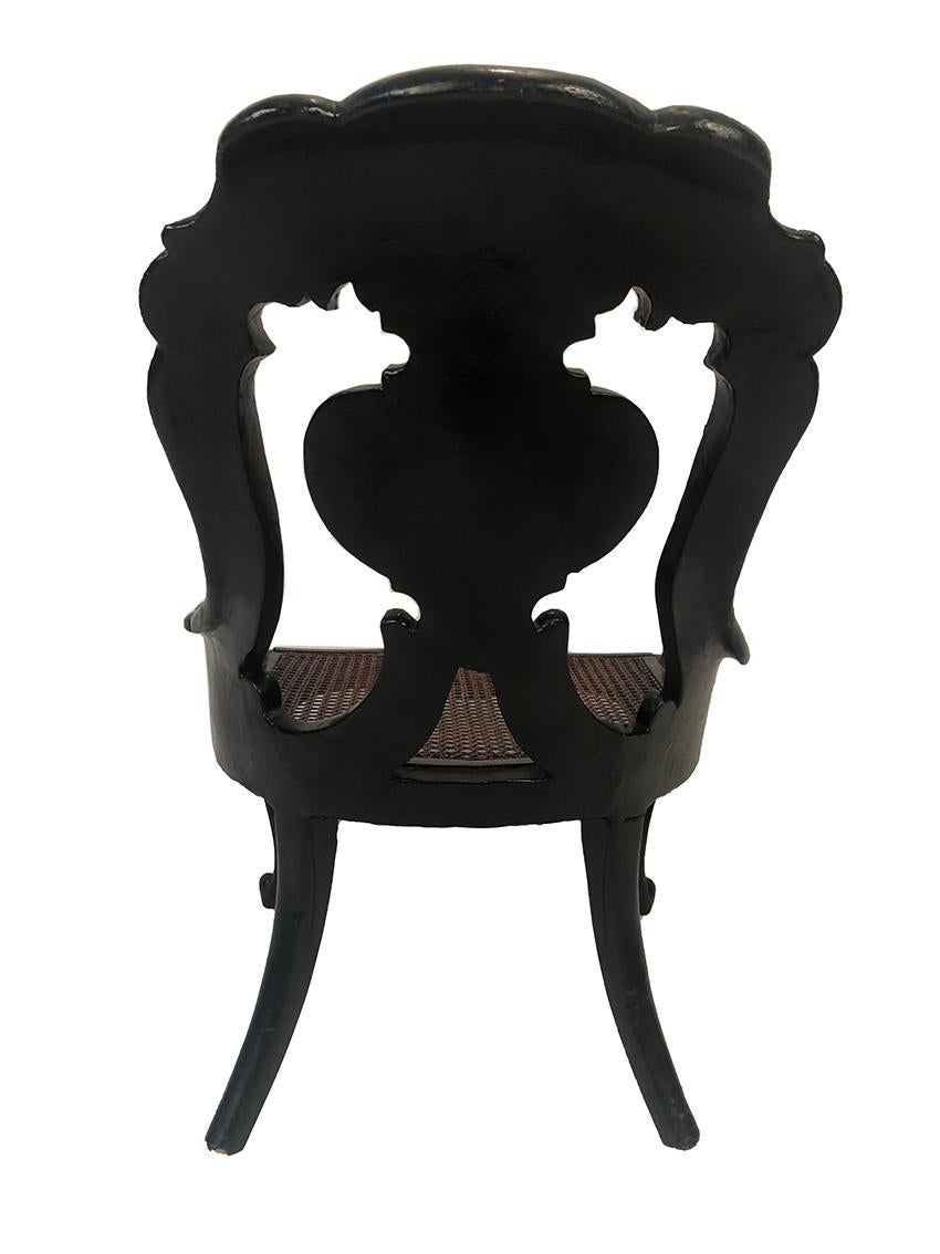 Chaise gondole Napoléon III en bois et papier mâché laqué noir et burgauté en vente 4