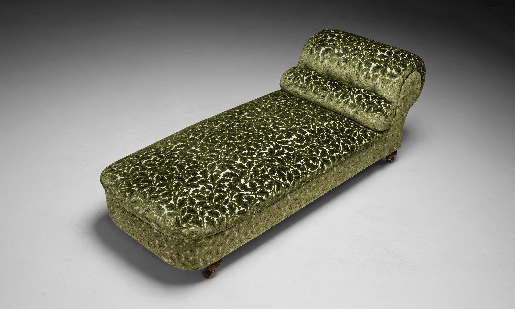 Chaise in House of Hackney Velvet, England circa 1890 For Sale 4