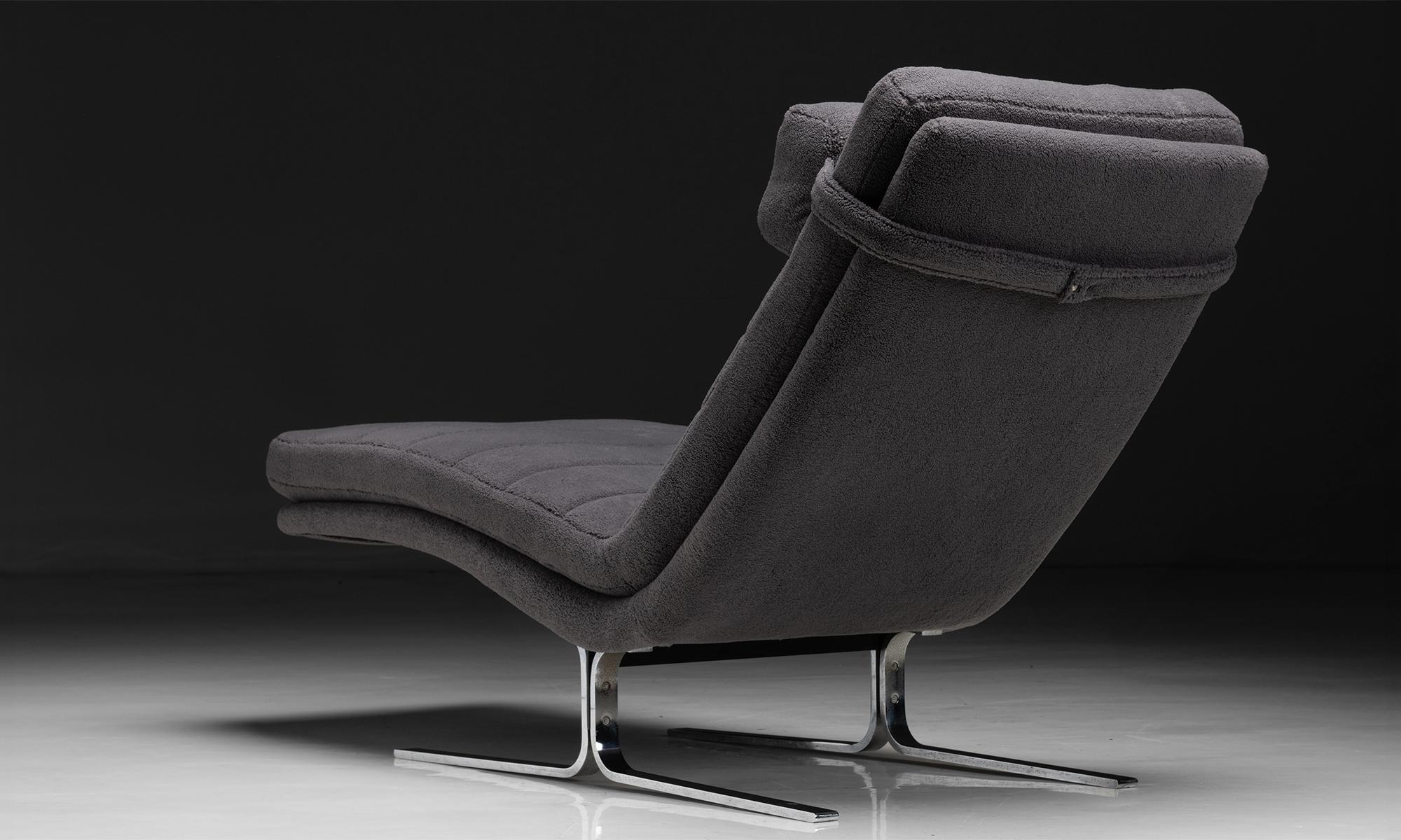 German Chaise in Mohair Velvet For Sale