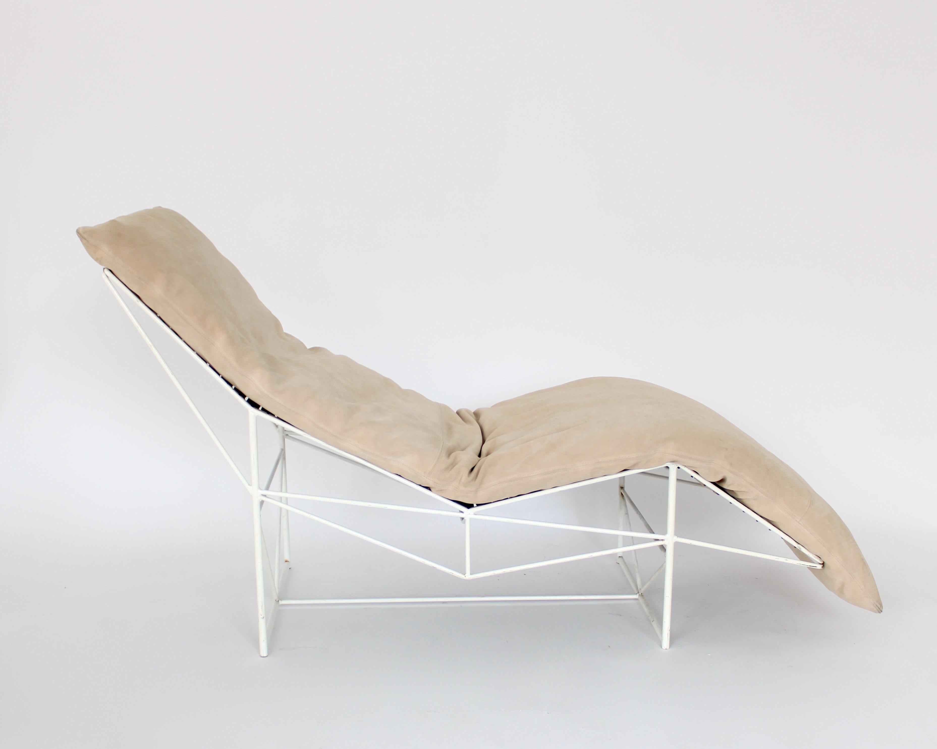 Italian mid-century chaise lounge by Paolo Passerini for Uvet Dimensione, 1980s Chaise lounge in cream tan suede with feather padding and white painted iron rod frame. Produced by Uvet Dimensione in 1980s and designed by Paolo Passerini.