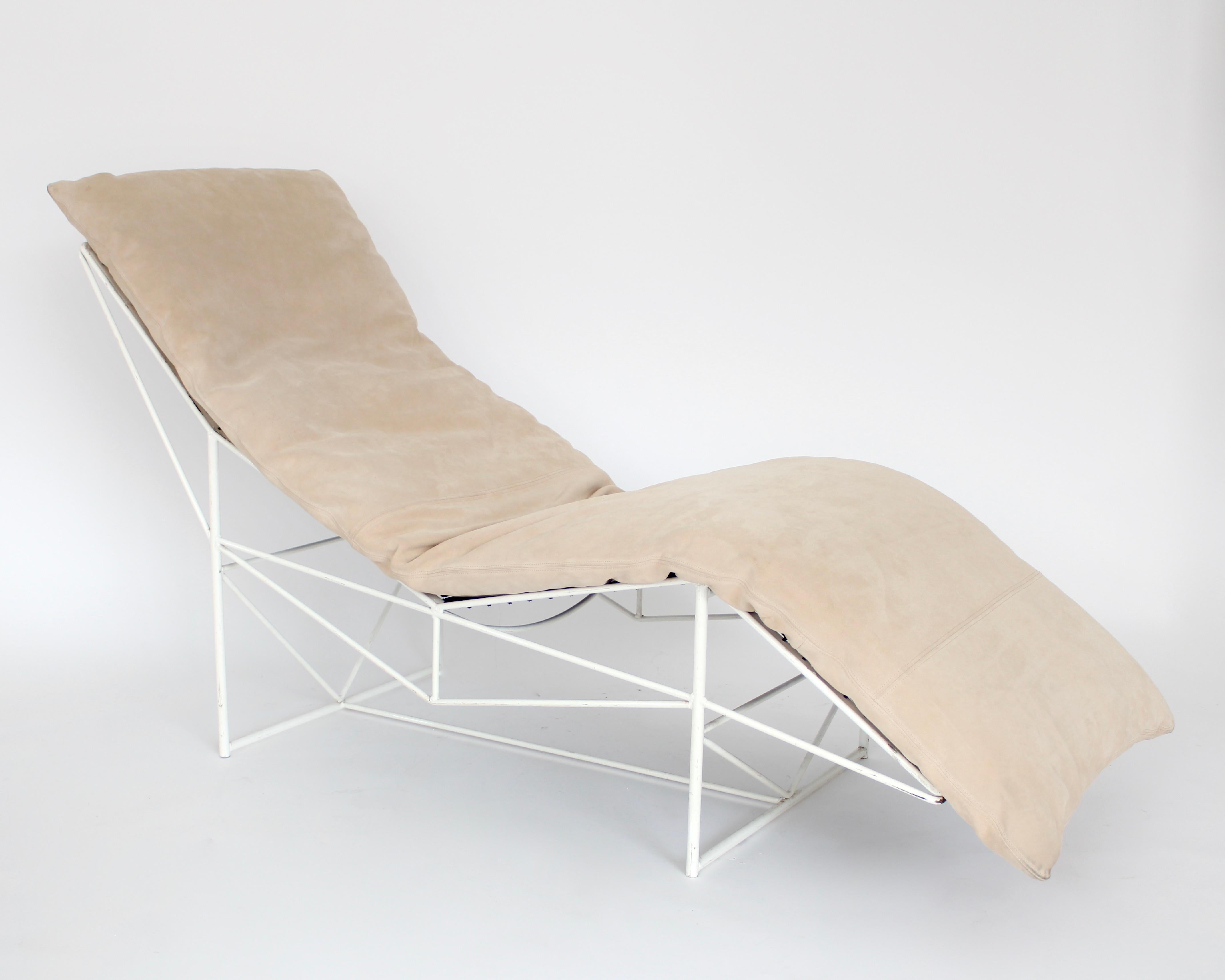 Chaise Italienisch von Paolo Passerini für Uvet Dimensione Cremefarbenes Wildleder-Kissen im Zustand „Gut“ im Angebot in Chicago, IL