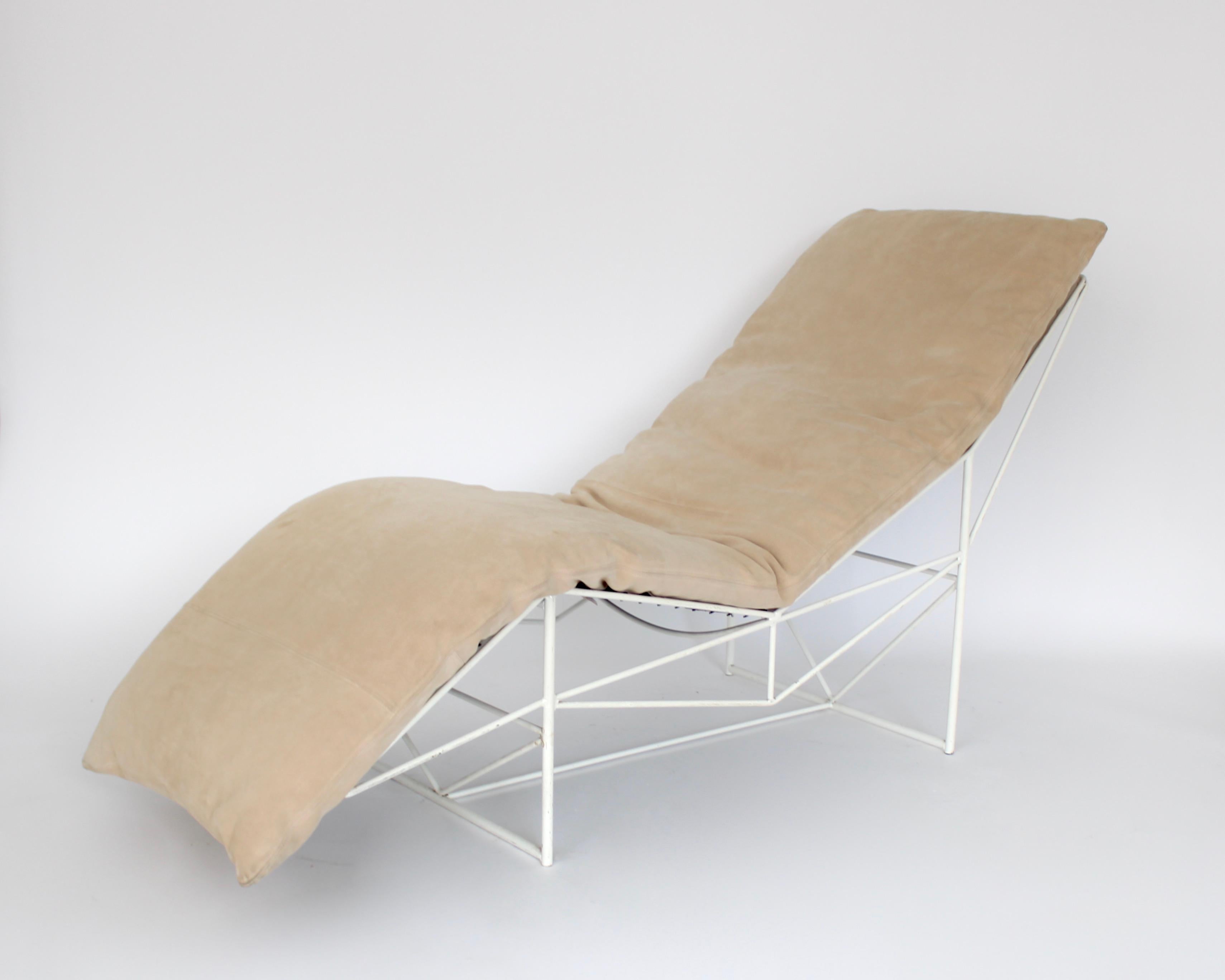 Mid-Century Modern Chaise Italian by Paolo Passerini for Uvet Dimensione Cream Suede Cushion For Sale