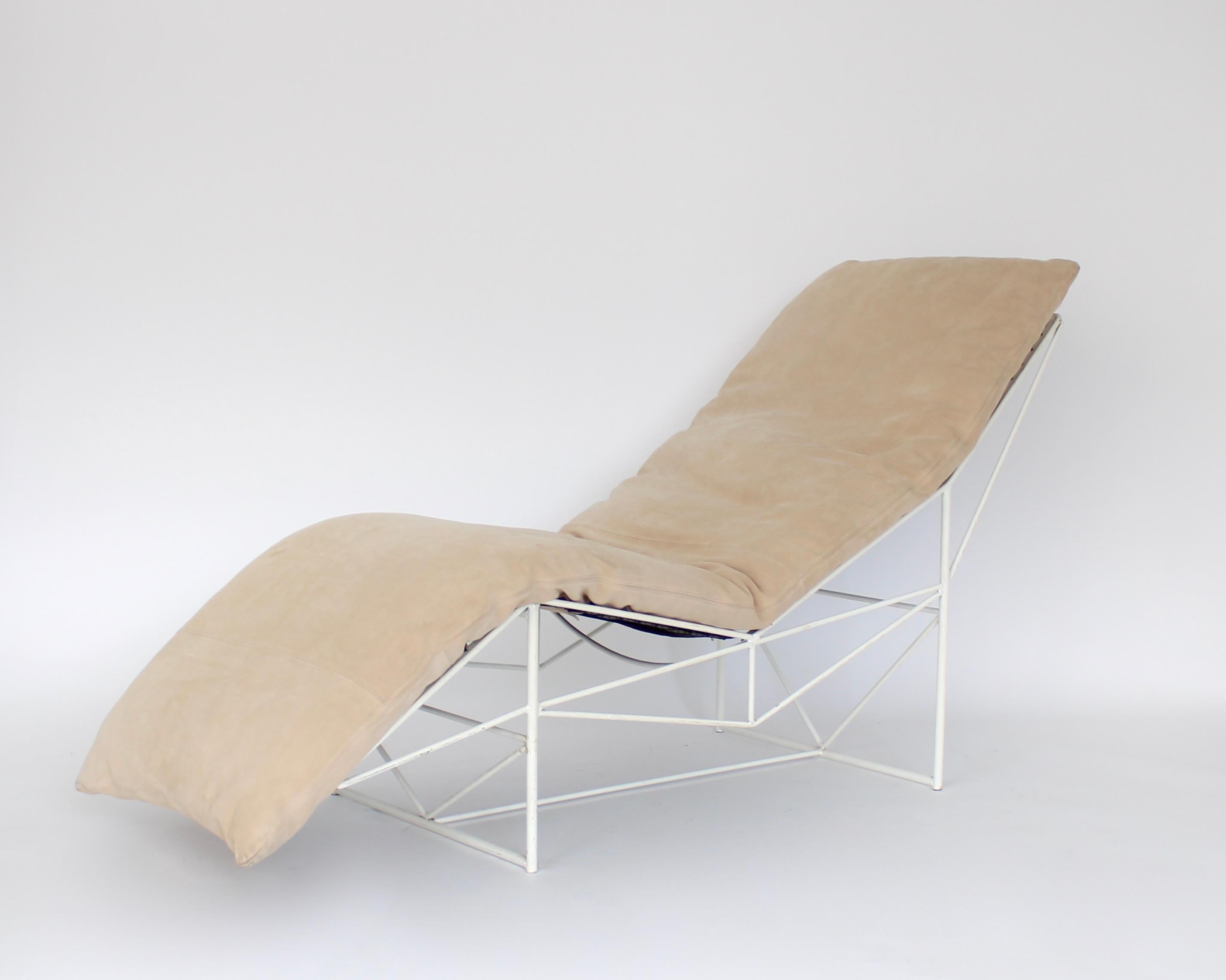 Chaise Italian by Paolo Passerini for Uvet Dimensione Cream Suede Cushion In Good Condition For Sale In Chicago, IL