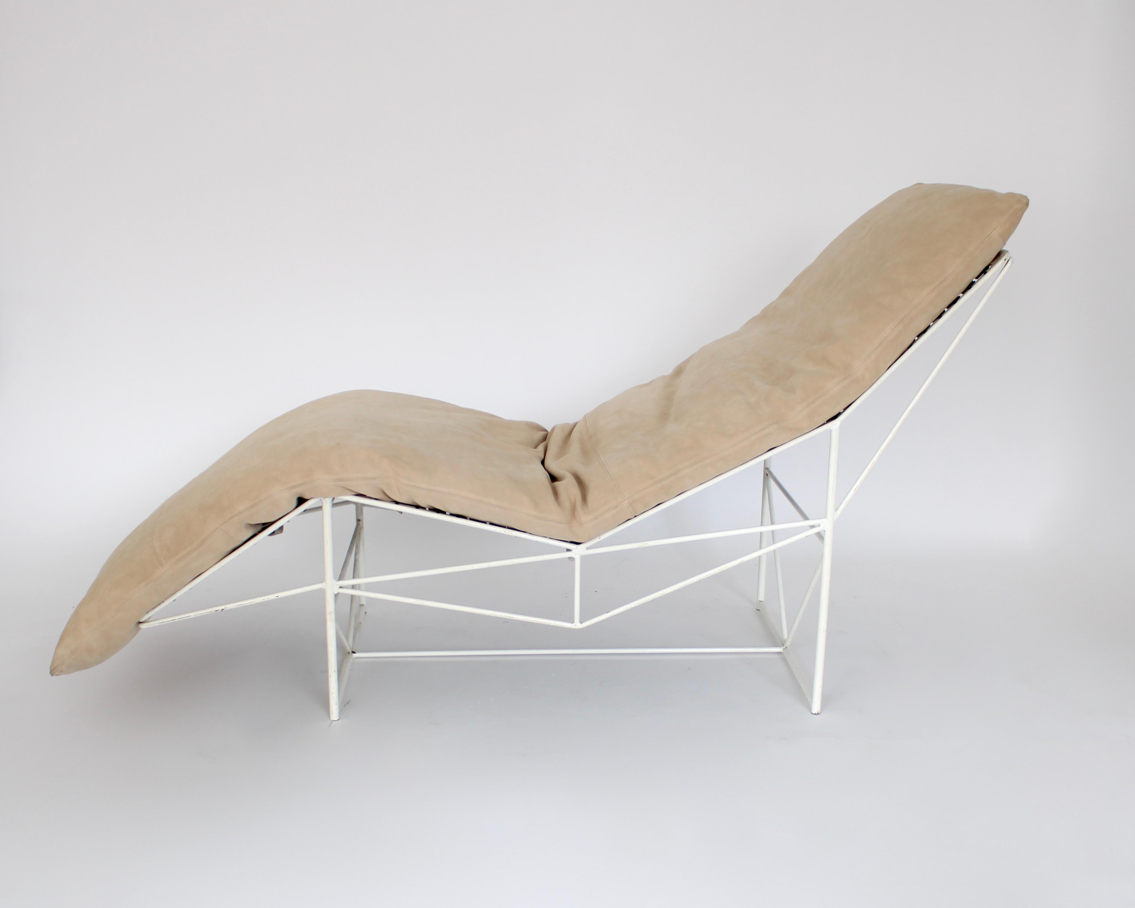 Late 20th Century Chaise Italian by Paolo Passerini for Uvet Dimensione Cream Suede Cushion For Sale