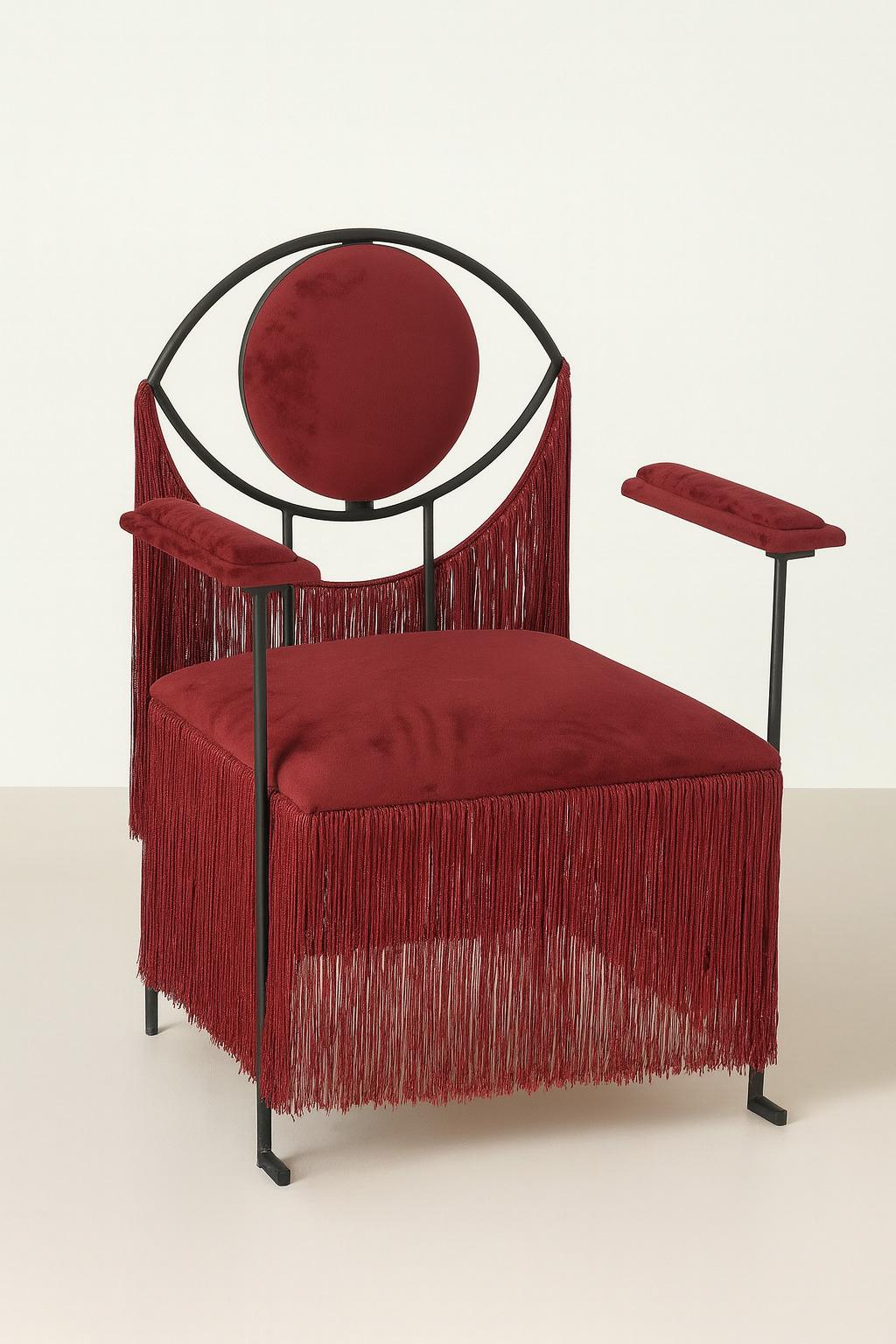 Sa structure métallique assure solidité et légèreté, tandis que l'assise et le dossier, habillés de velours frangé, apportent une touche raffinée et texturée. Confortable et enveloppante, l'assise invite à la détente, sublimée par les franges qui