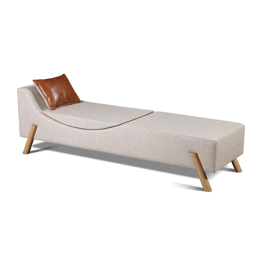 The Flag chaise is a smart and multifunctional piece, by the cushion into de seat.
The chaise longue Flag is made in fabric as a kind's linen (60% polyester and 40% linen) , and natural leather details, in one side of the cushions.
Being a