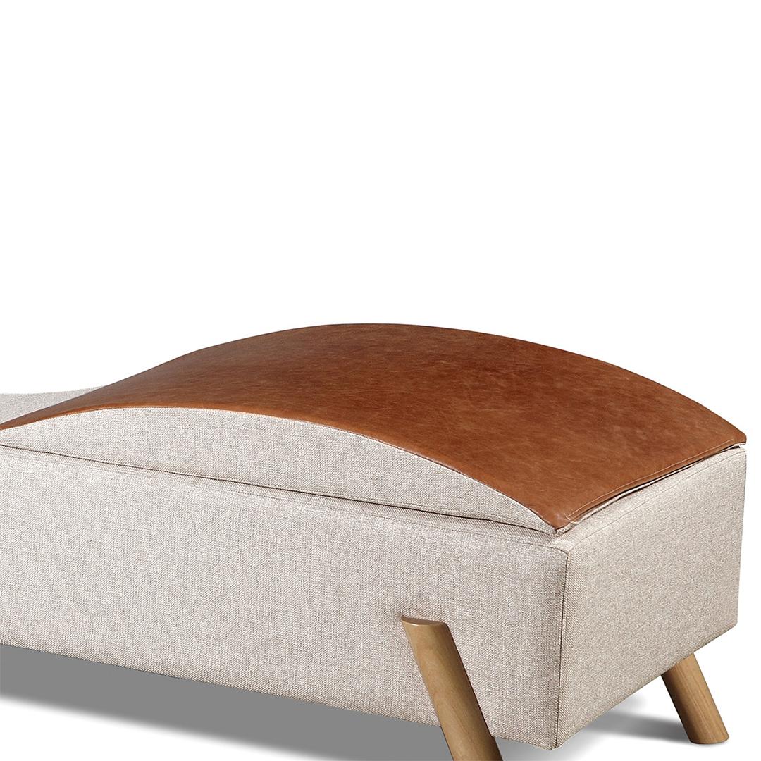 Brésilien Chaise longue Flag en tissu de lin et détails en cuir naturel de petite taille en vente