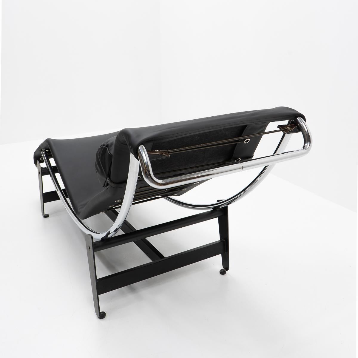 Swiss Chaise Longue 2072 / B306 (LC4) by Wohnbedarf, 1950s For Sale