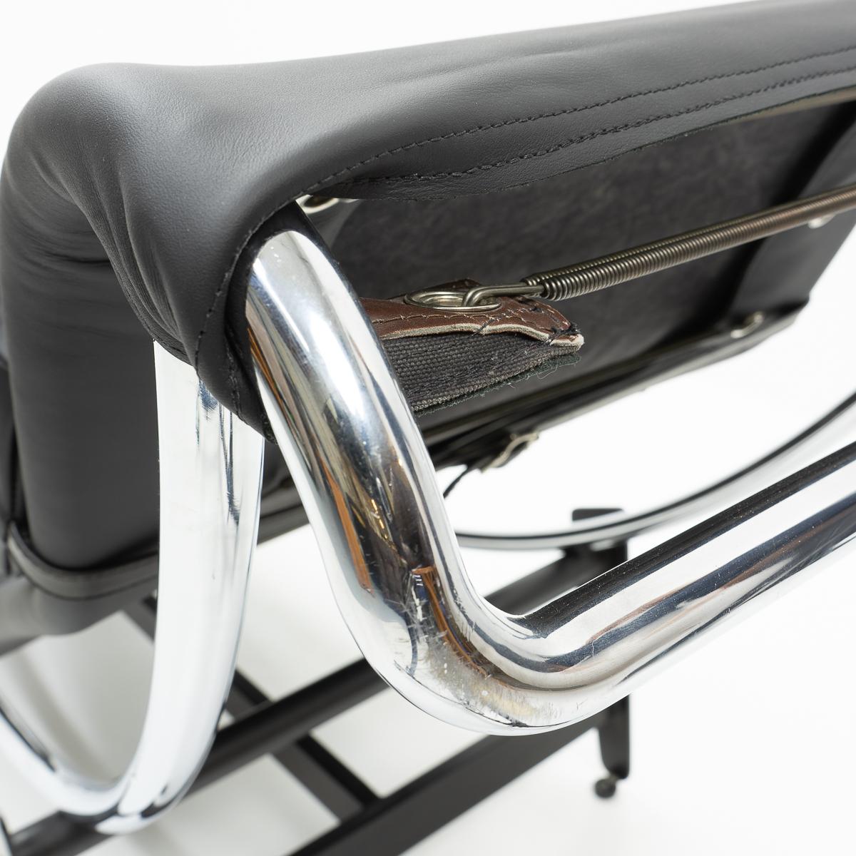 Steel Chaise Longue 2072 / B306 (LC4) by Wohnbedarf, 1950s For Sale