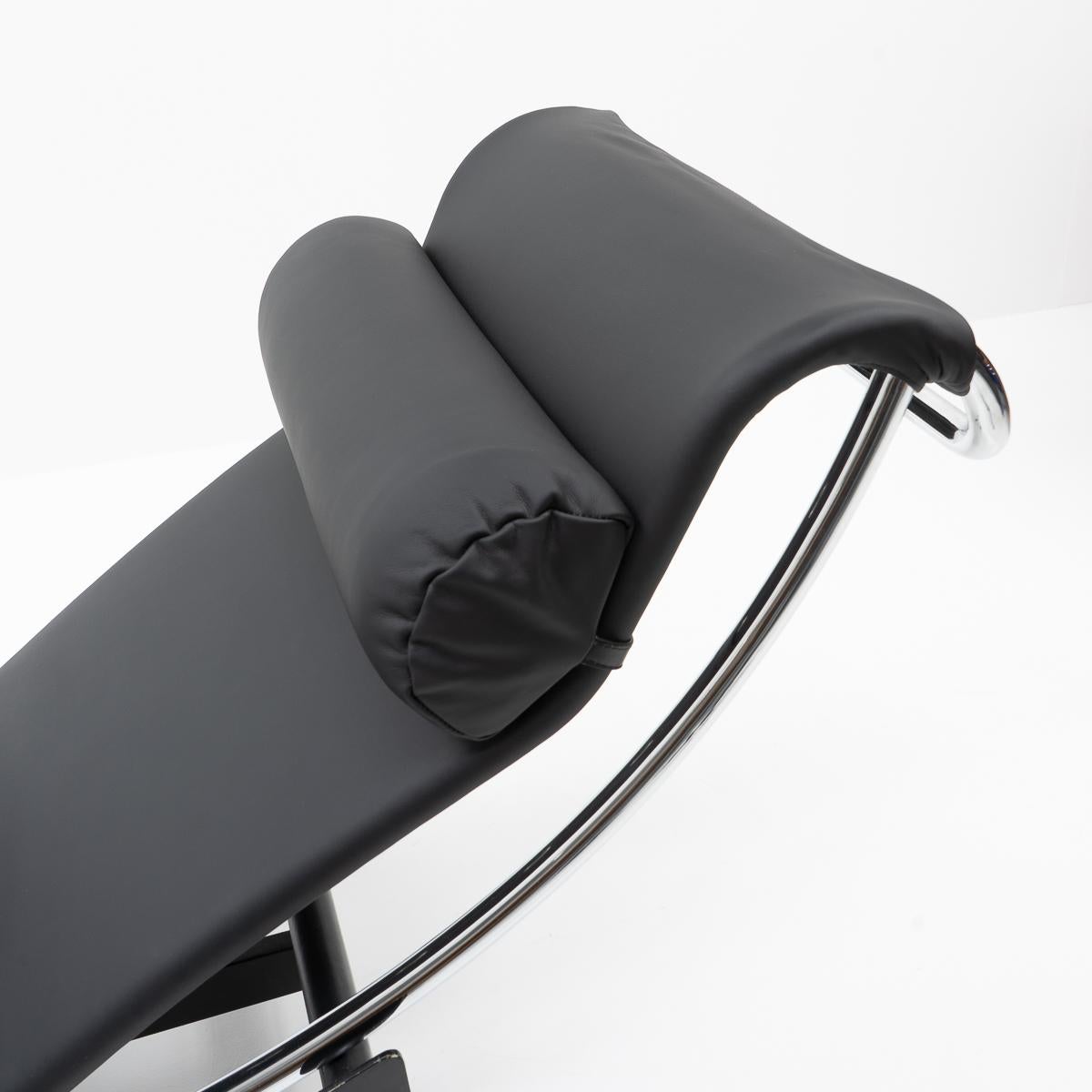 Chaise Longue 2072 / B306 (LC4) by Wohnbedarf, 1950s For Sale 1