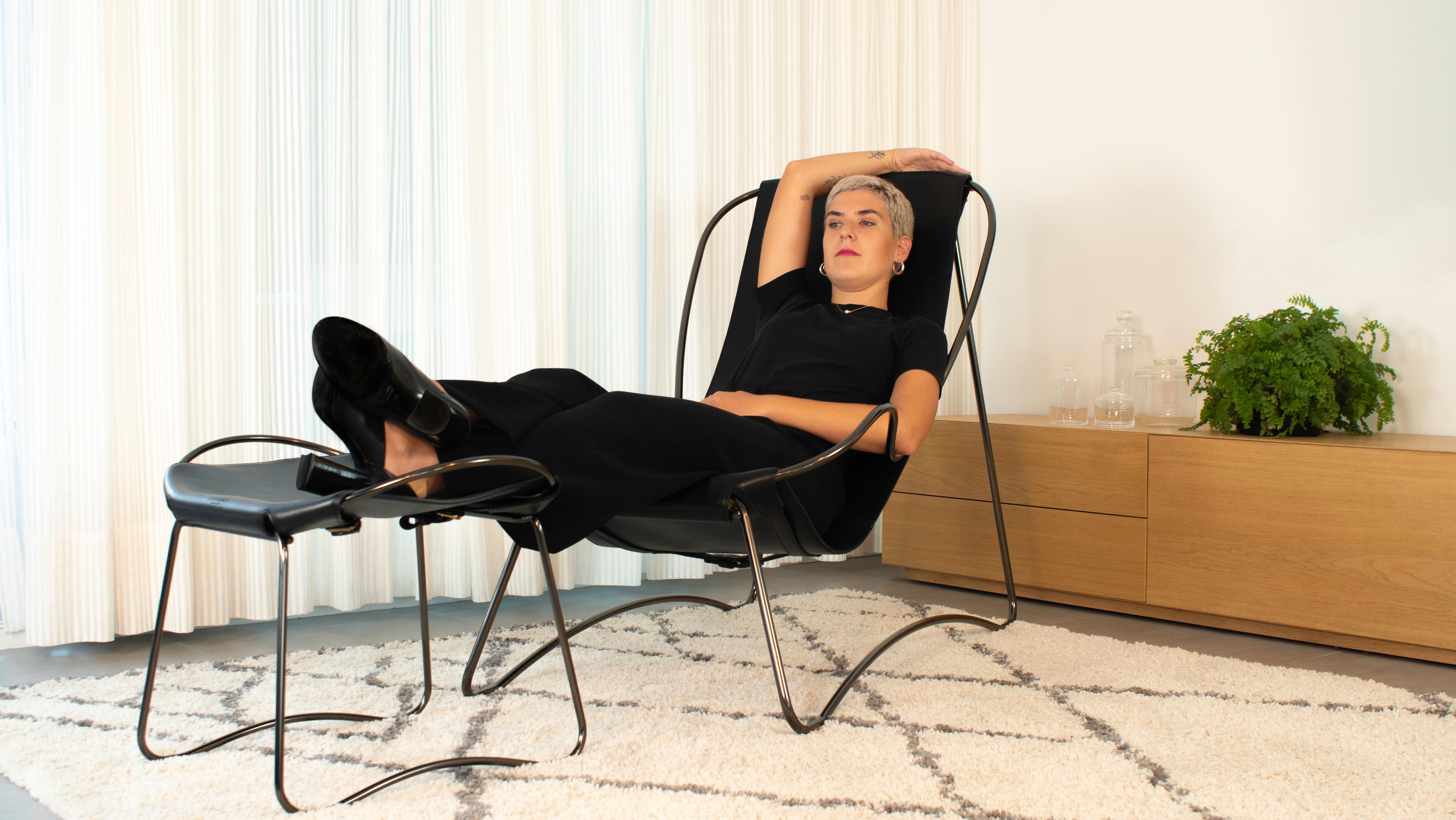 Skulpturale Contemporary Chaise Lounge Metall in Altmessing und natürliches Tabakleder (21. Jahrhundert und zeitgenössisch) im Angebot