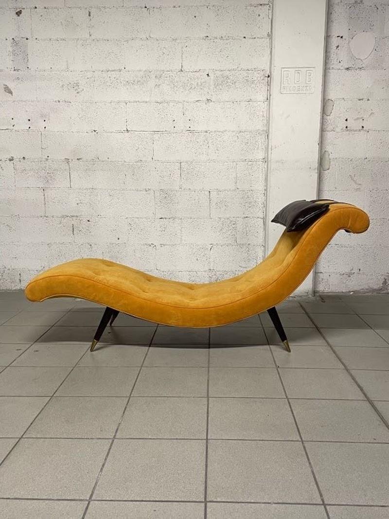 Elegante, distintiva e dal fascino senza tempo, questa chaise-lounge capitoné anni '50.

Interamente restaurata con nuovo tessuto in tinta ocra e cuscino in similpelle testa di moro che gioca un bel contrasto con il colore portante.

Piedini a cono