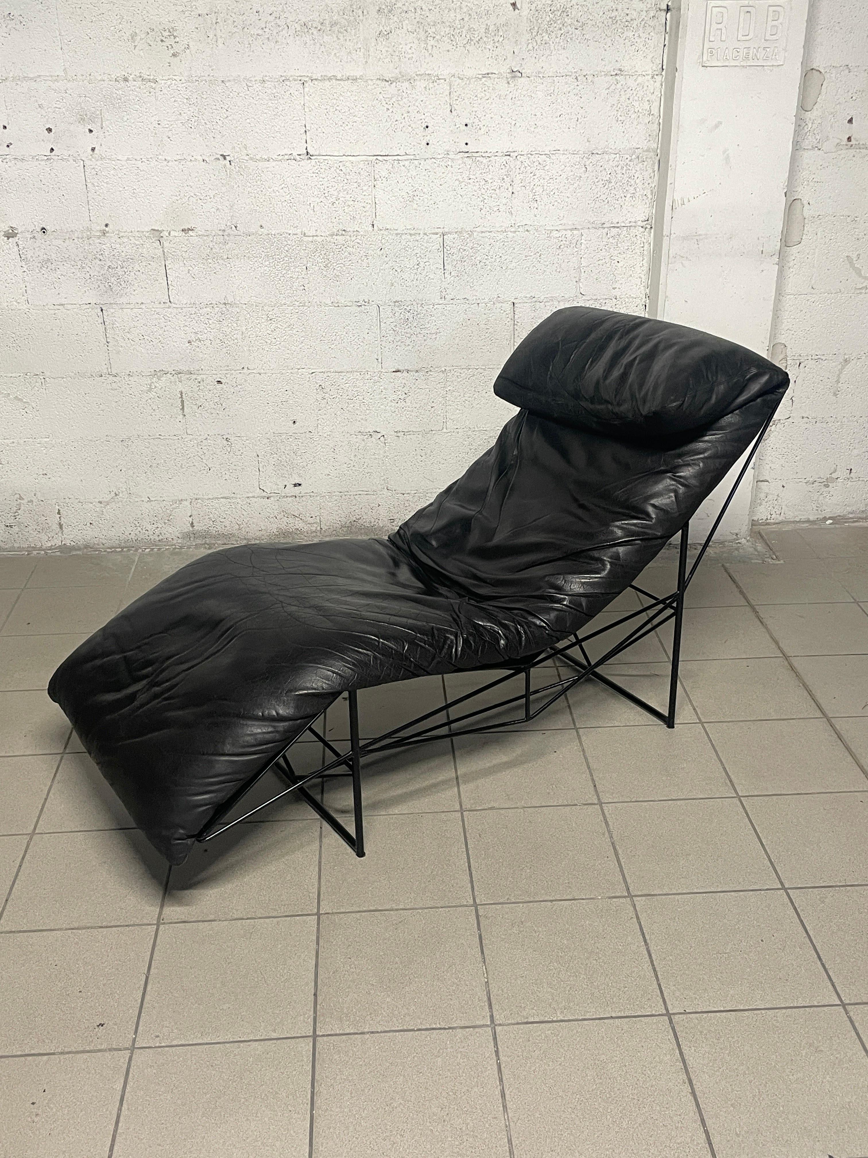 Tumbona escultural diseñada por Paolo Passerini para Uvet Dimensione en 1985. 

La estructura de celosía es de acero lacado en negro y la funda del cojín grande con reposacabezas es de cuero auténtico.

La chaise-longue está en buen estado en