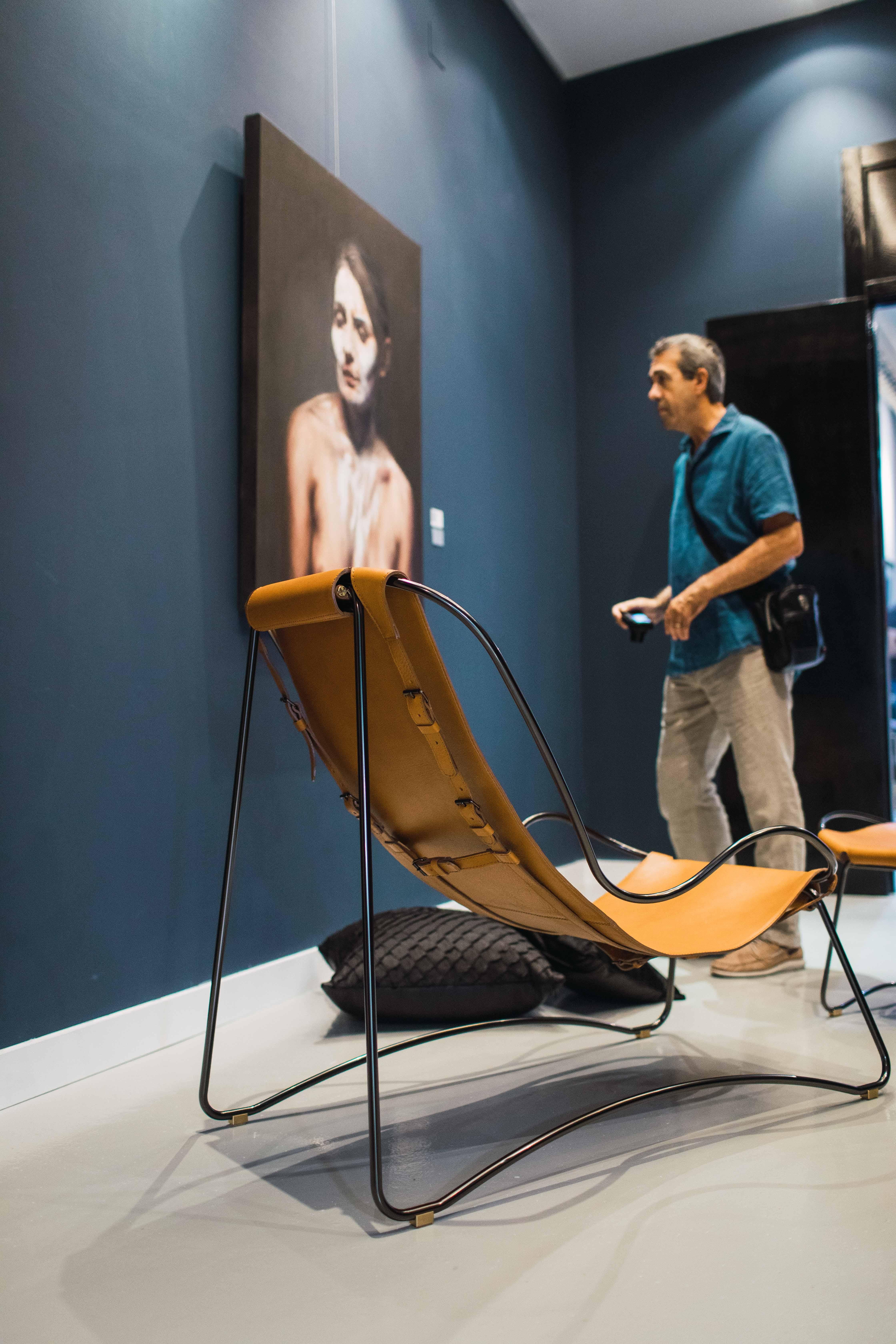 Skulpturale Contemporary Chaise Lounge Rauchschwarzes Metall & Marineblaues Leder im Angebot 13