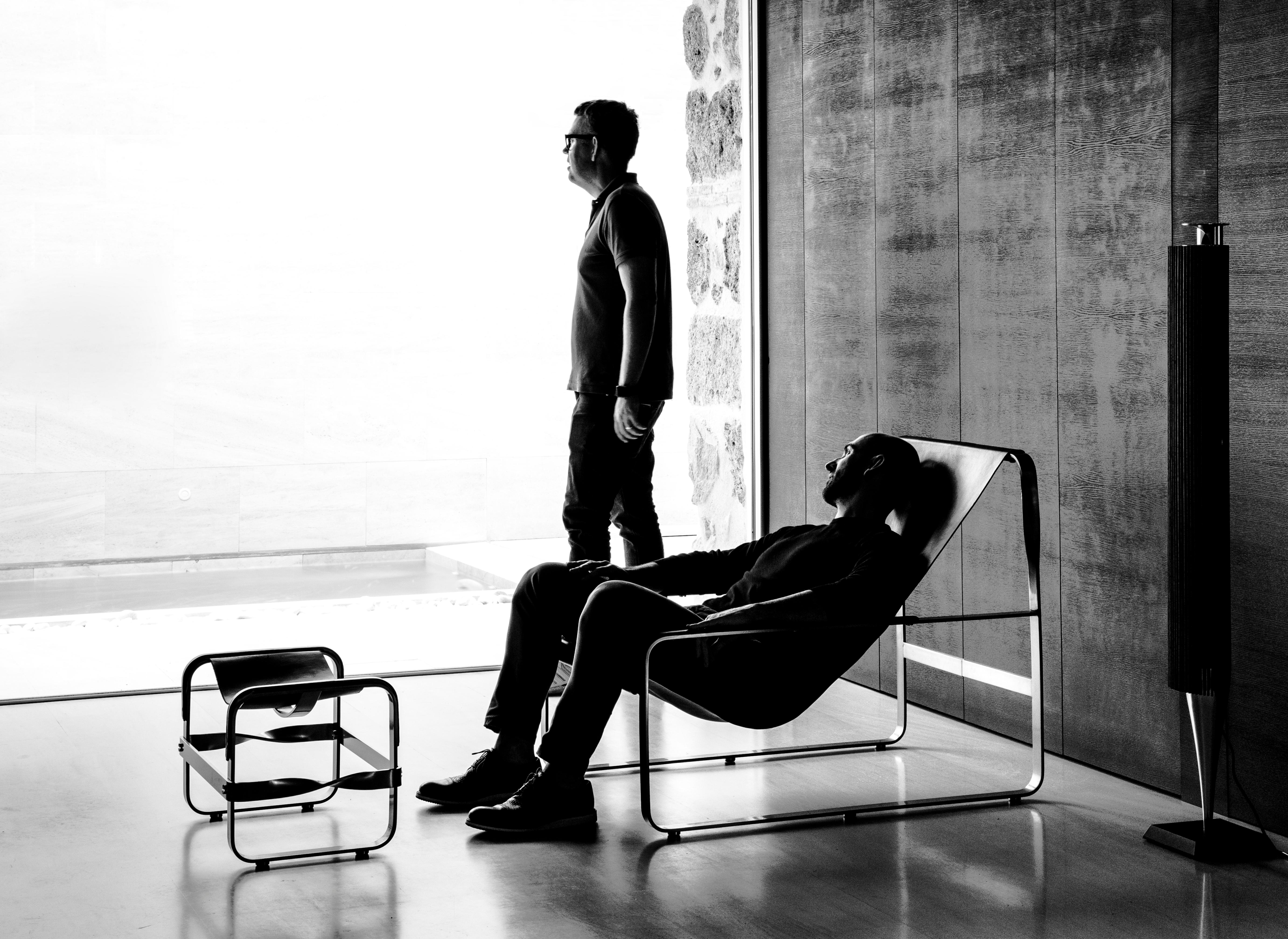Chaise Lounge contemporanea minimalista in acciaio nero e pelle naturale tan tabacco in vendita 2