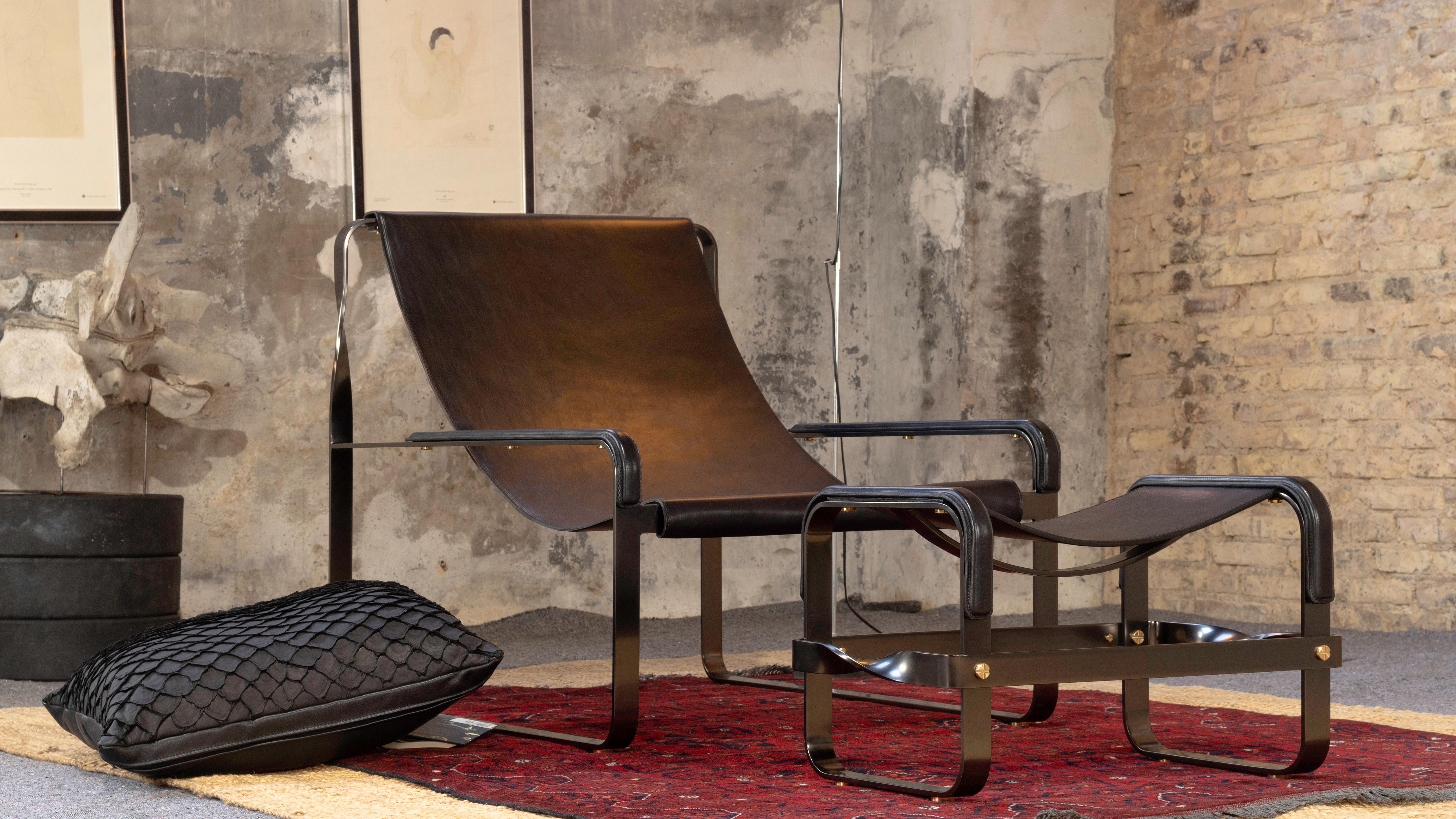 Klassisches zeitgenössisches Chaiselongue-Sessel aus gealtertem Messing und marineblauem Leder im Angebot 11