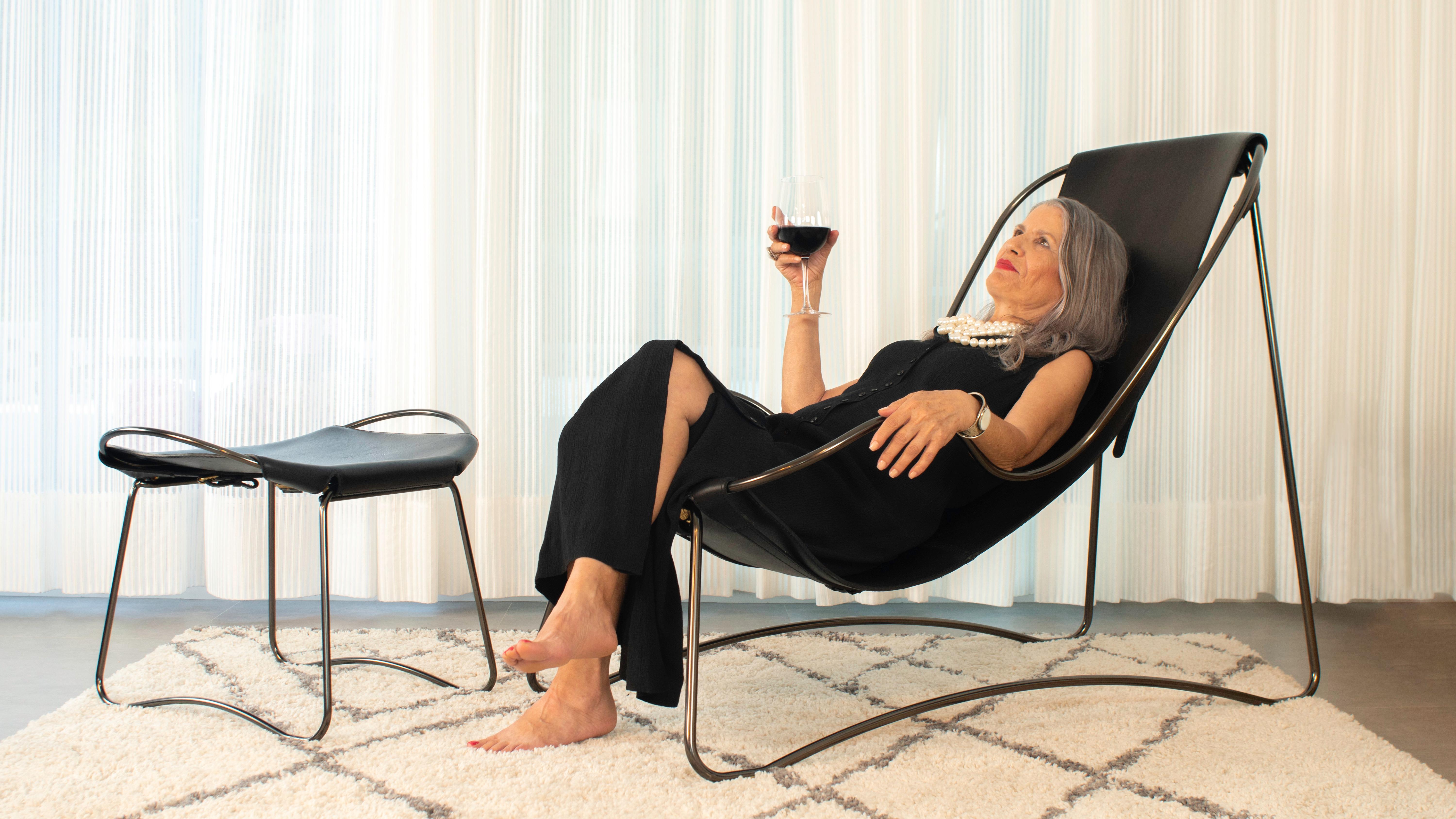 XXIe siècle et contemporain Chaise longue contemporaine sculpturale Steel Ageed Brass & Dark Brown Leather en vente
