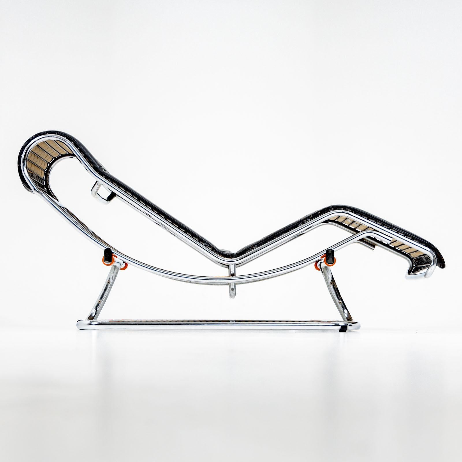Chaiselongue, entworfen von Guido Faleschini in den 1970er Jahren. Die Chaiselongue steht auf einem verchromten Stahlrohrgestell mit schwarzer Lederpolsterung und ist in sehr gutem Zustand.